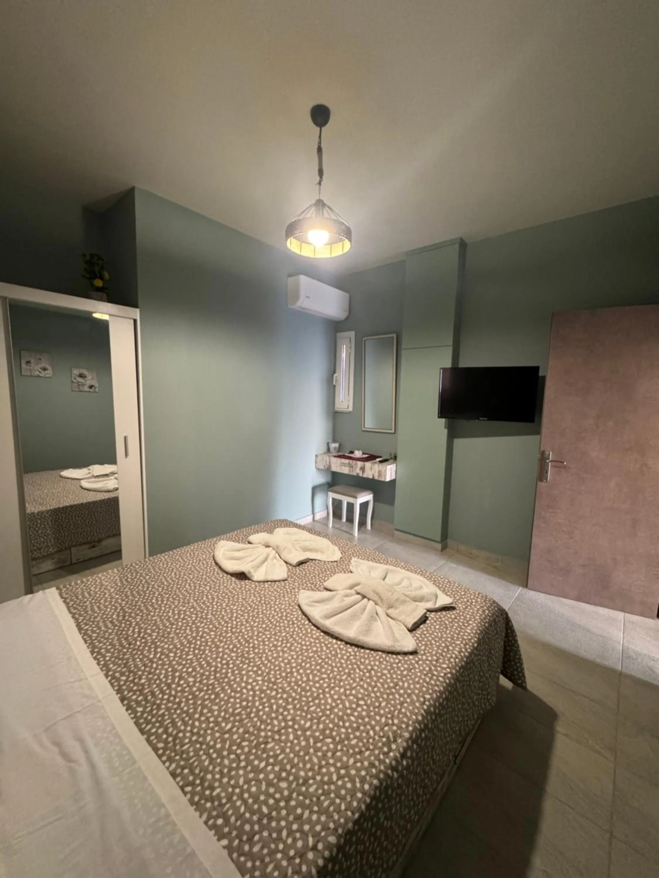 Akrotiri Luxury Suites