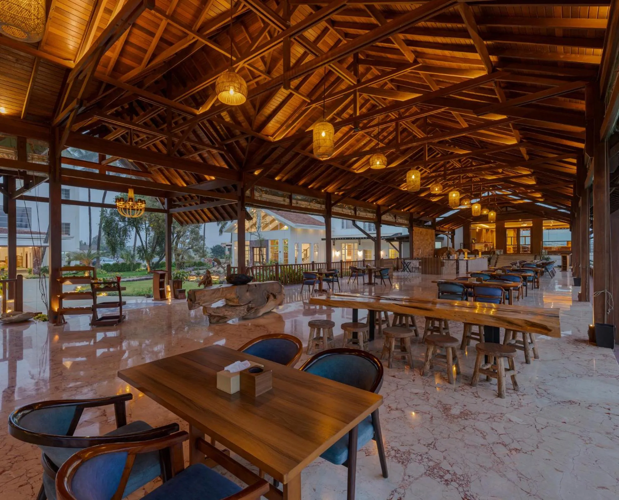 Restaurant/places to eat in Highland Club with Swimming Pool-GYM