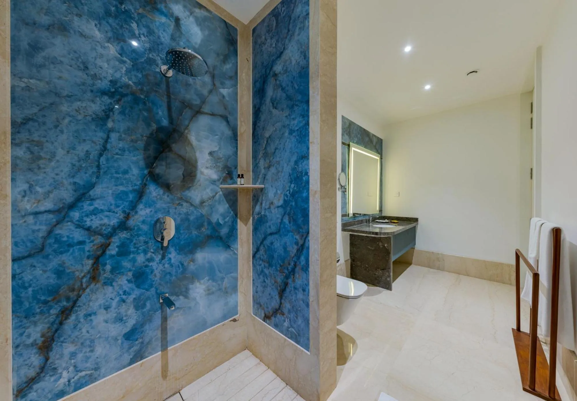 Shower in Highland Club with Swimming Pool-GYM
