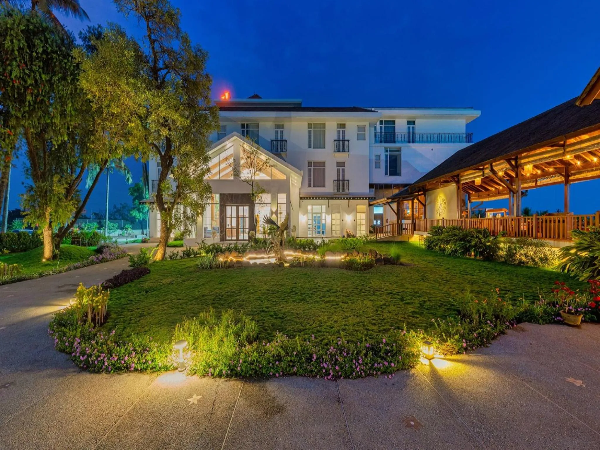 Facade/entrance in Highland Club with Swimming Pool-GYM