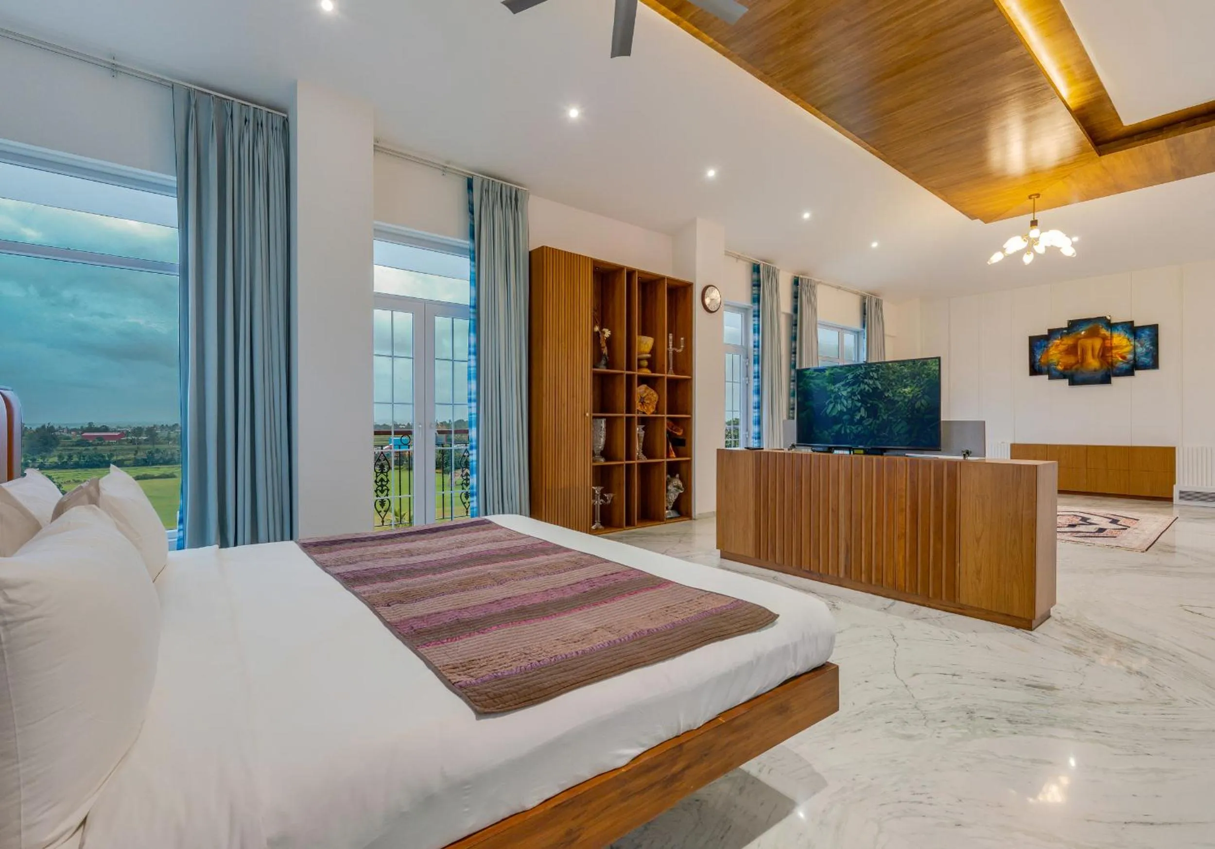 TV and multimedia, Bed in Highland Club with Swimming Pool-GYM