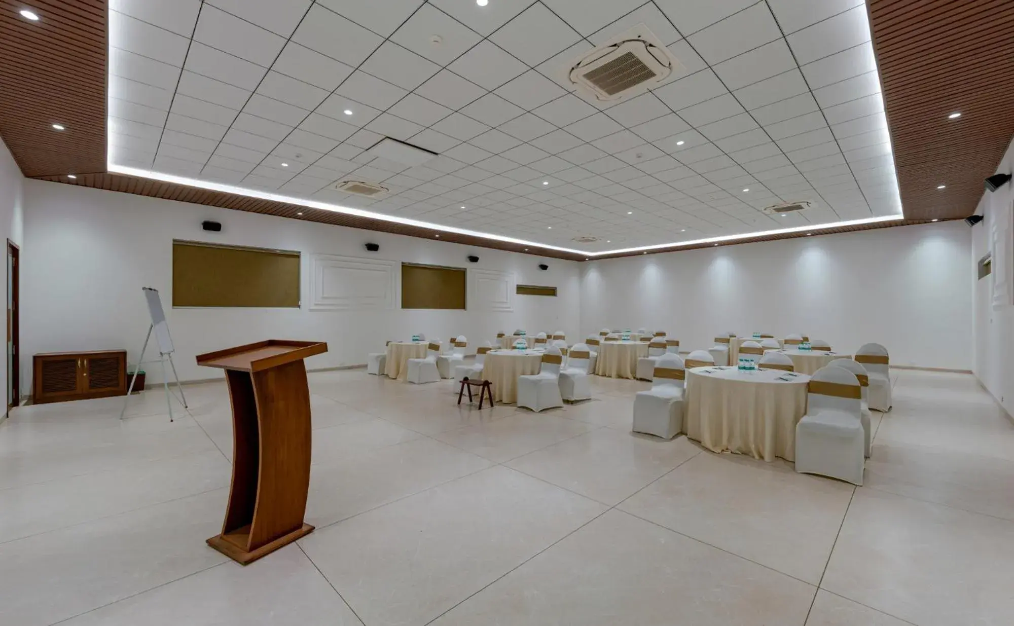 Meeting/conference room in Highland Club with Swimming Pool-GYM Meeting/conference room in Highland Club with Swimming Pool-GYM