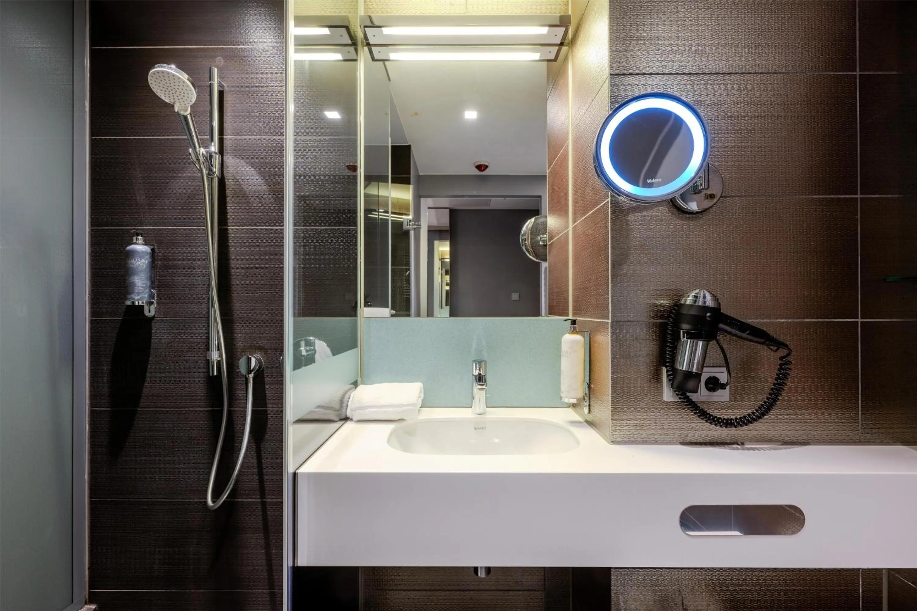 Bathroom in Premier Inn Berlin Alexanderplatz