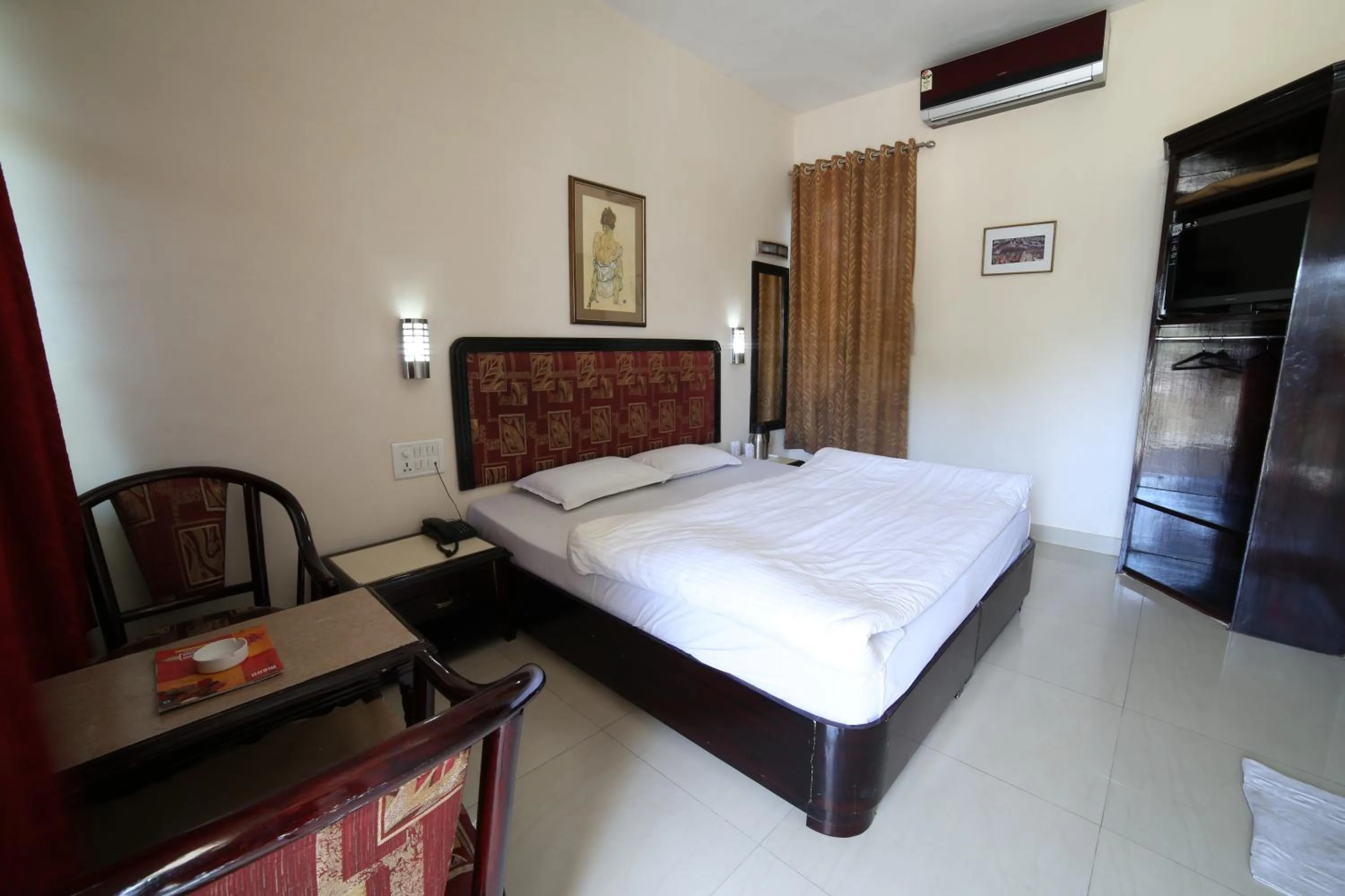 Bed in Hotel Samrat International
