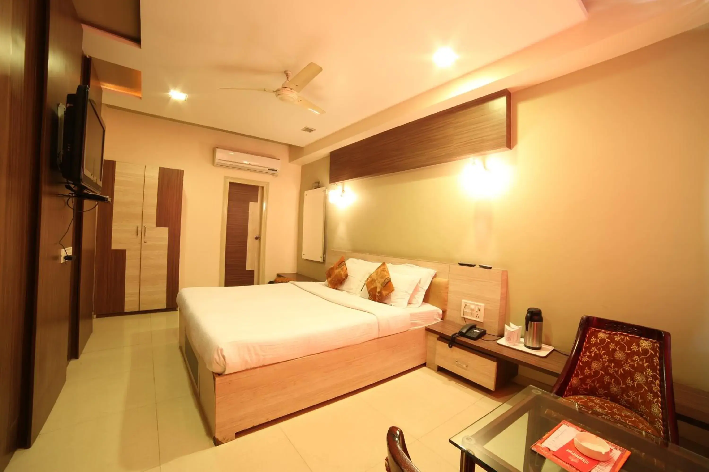 Bedroom, Bed in Hotel Samrat International Bedroom, Bed in Hotel Samrat International