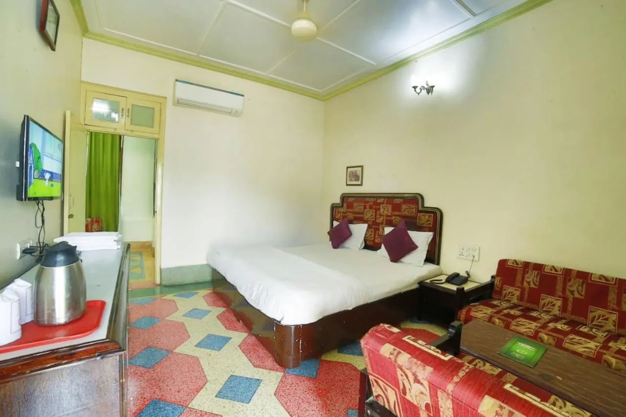 Bedroom, Bed in Hotel Samrat International