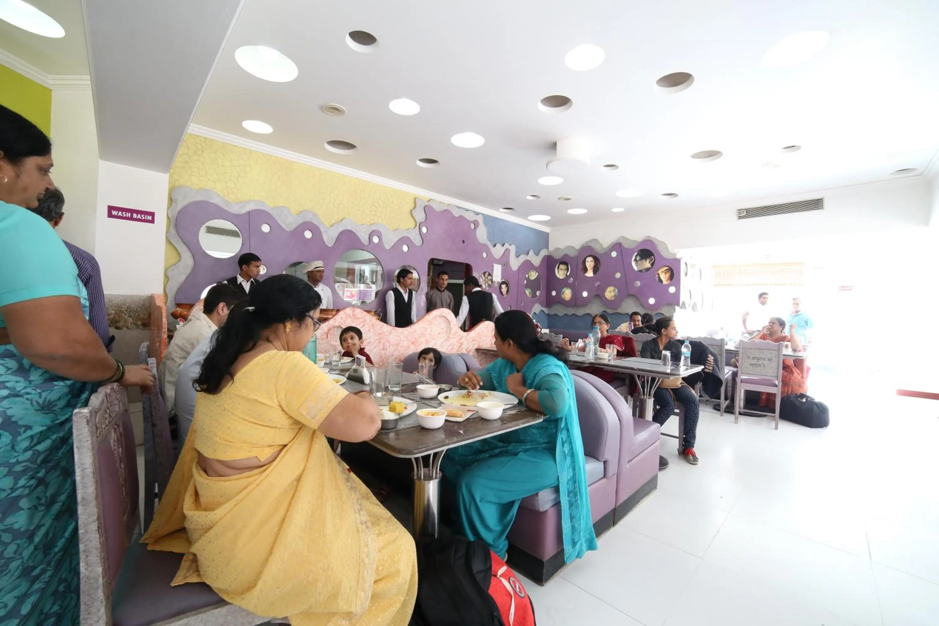 Restaurant/places to eat in Hotel Samrat International