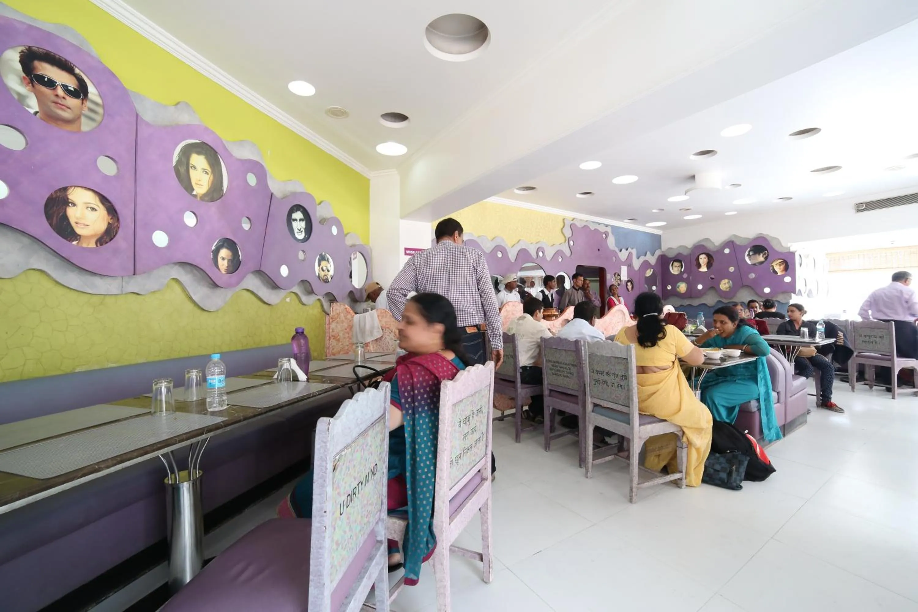 Restaurant/places to eat in Hotel Samrat International