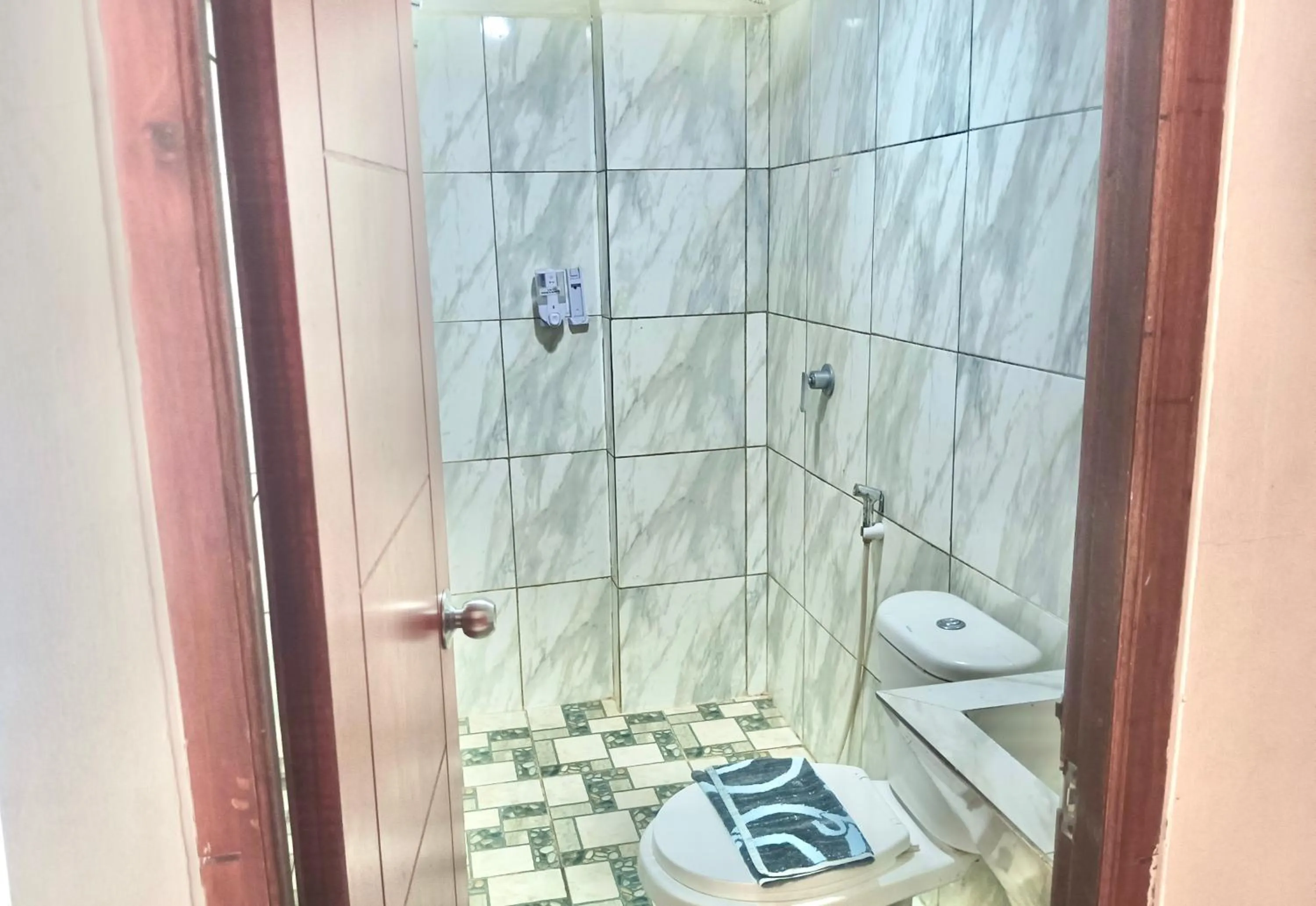 Shower in The Aurora by Makati