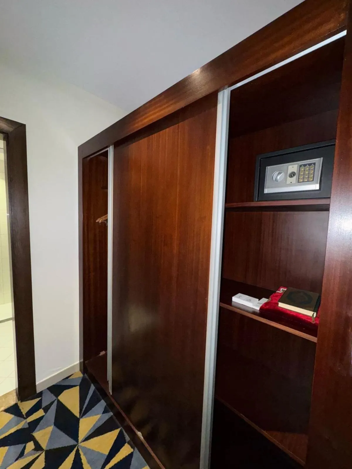 wardrobe in Ocean View Al Zahra