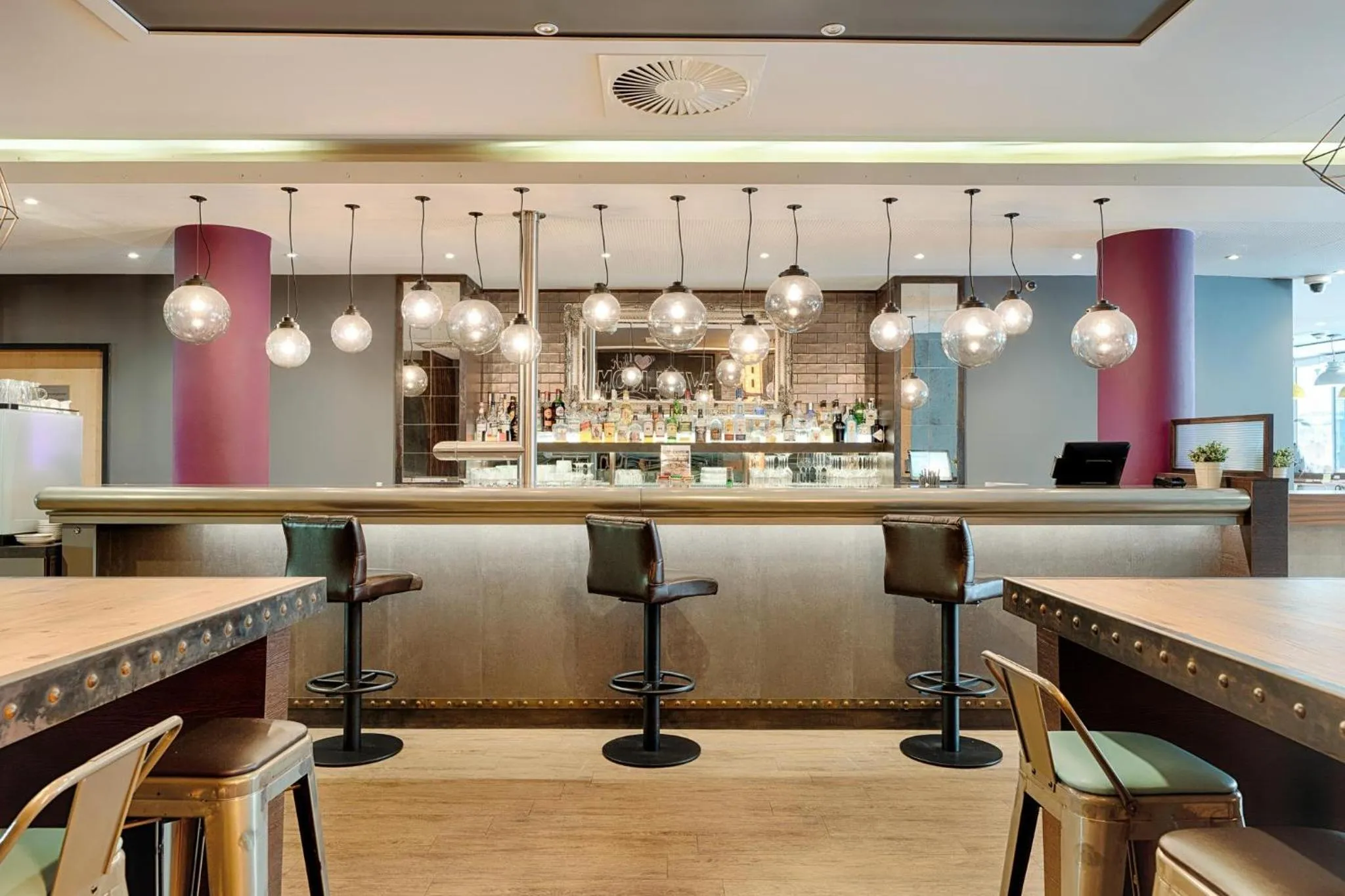 Lounge or bar in Premier Inn Berlin City Centre