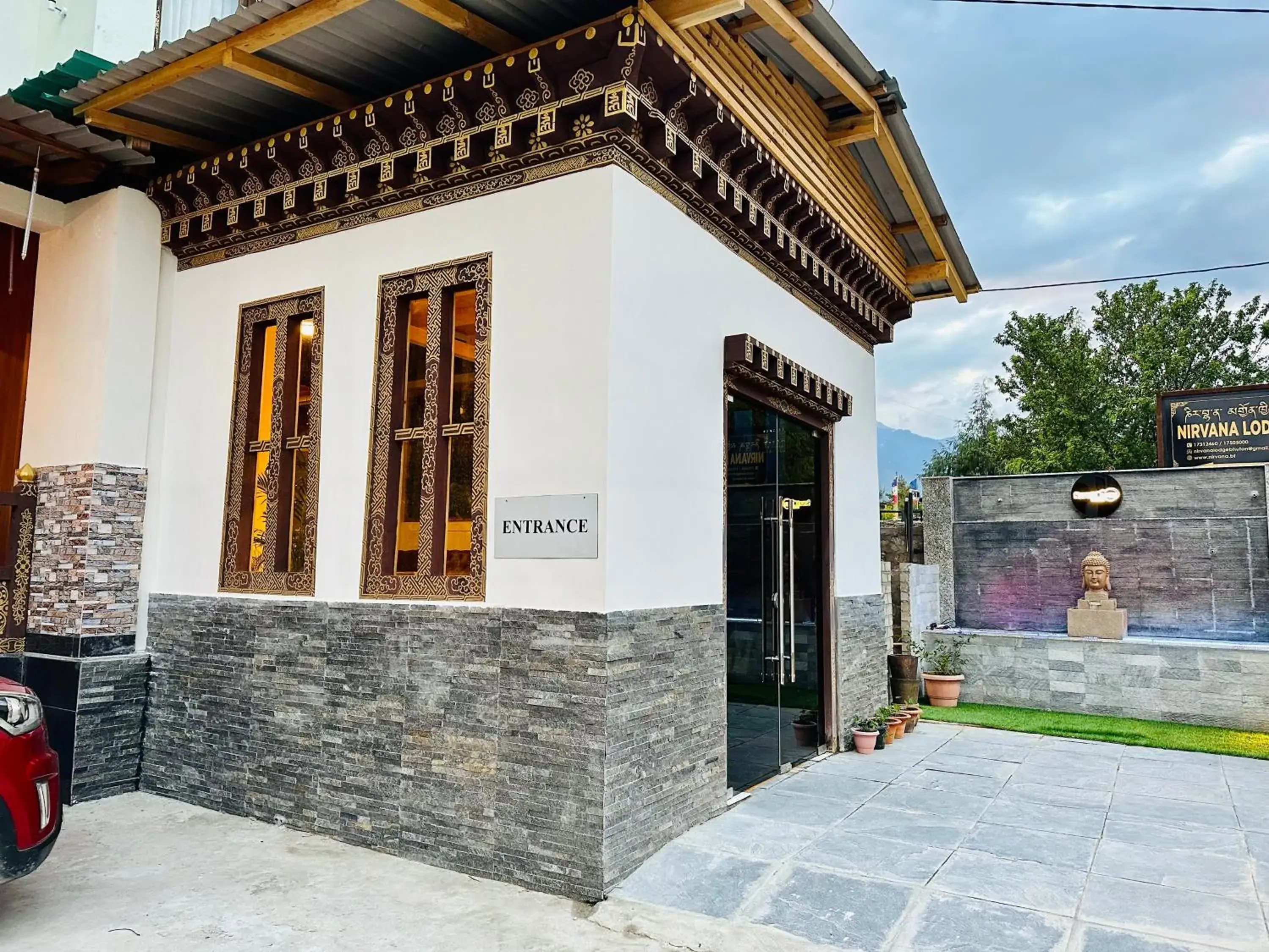 Facade/entrance in Silver Cloud Hotel Facade/entrance in Silver Cloud Hotel