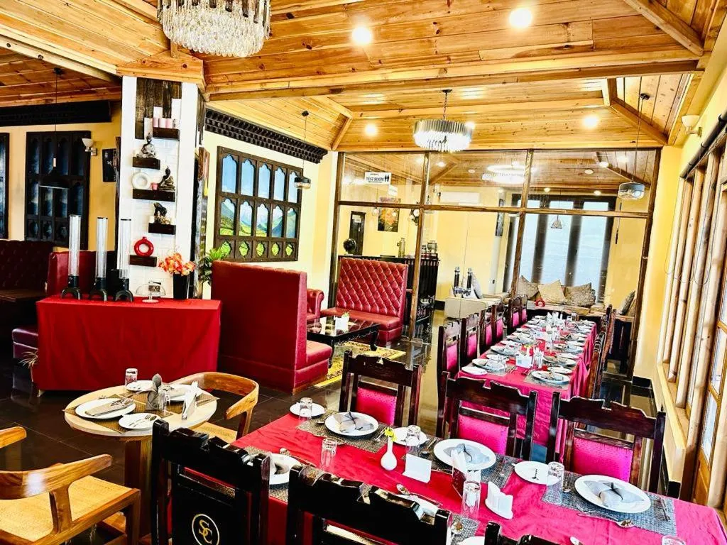 Restaurant/places to eat in Silver Cloud Hotel