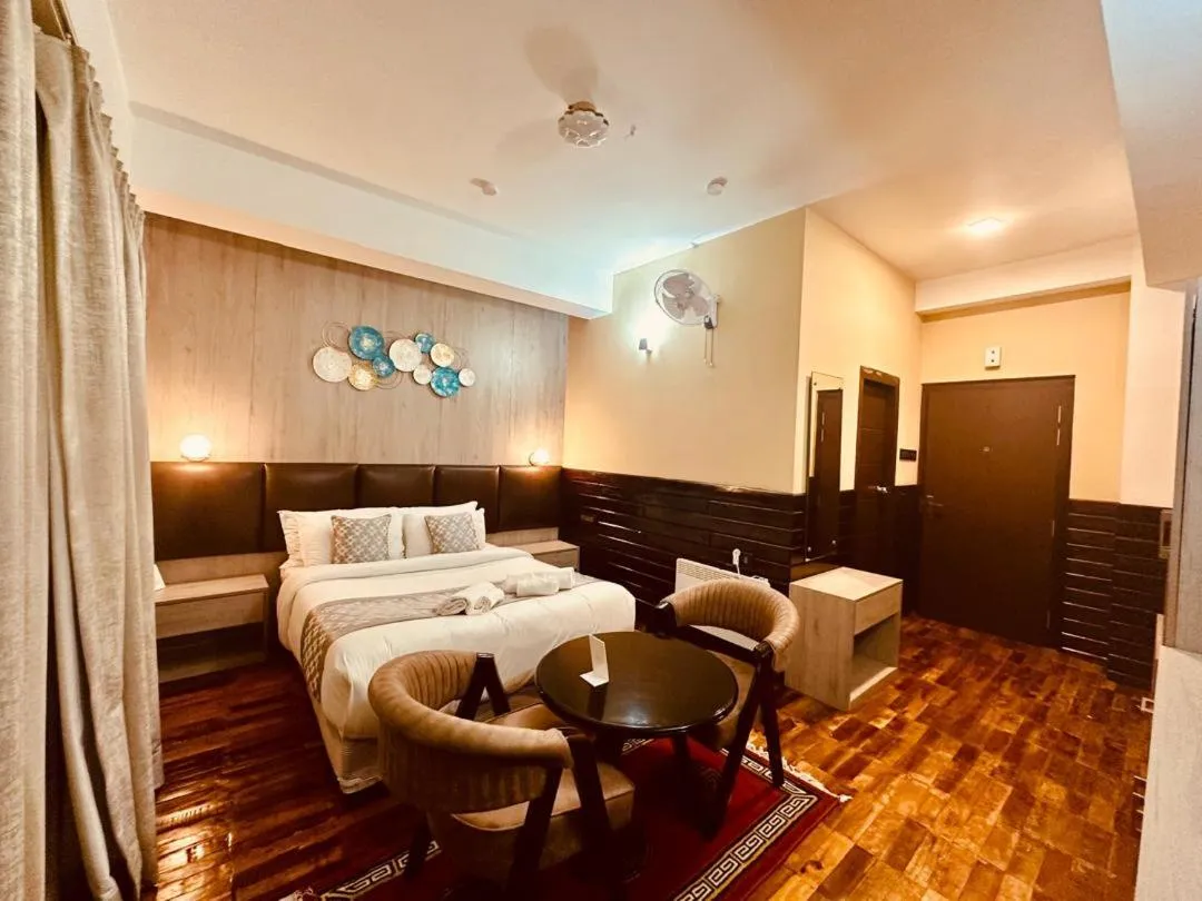 Bedroom, Bed in Silver Cloud Hotel