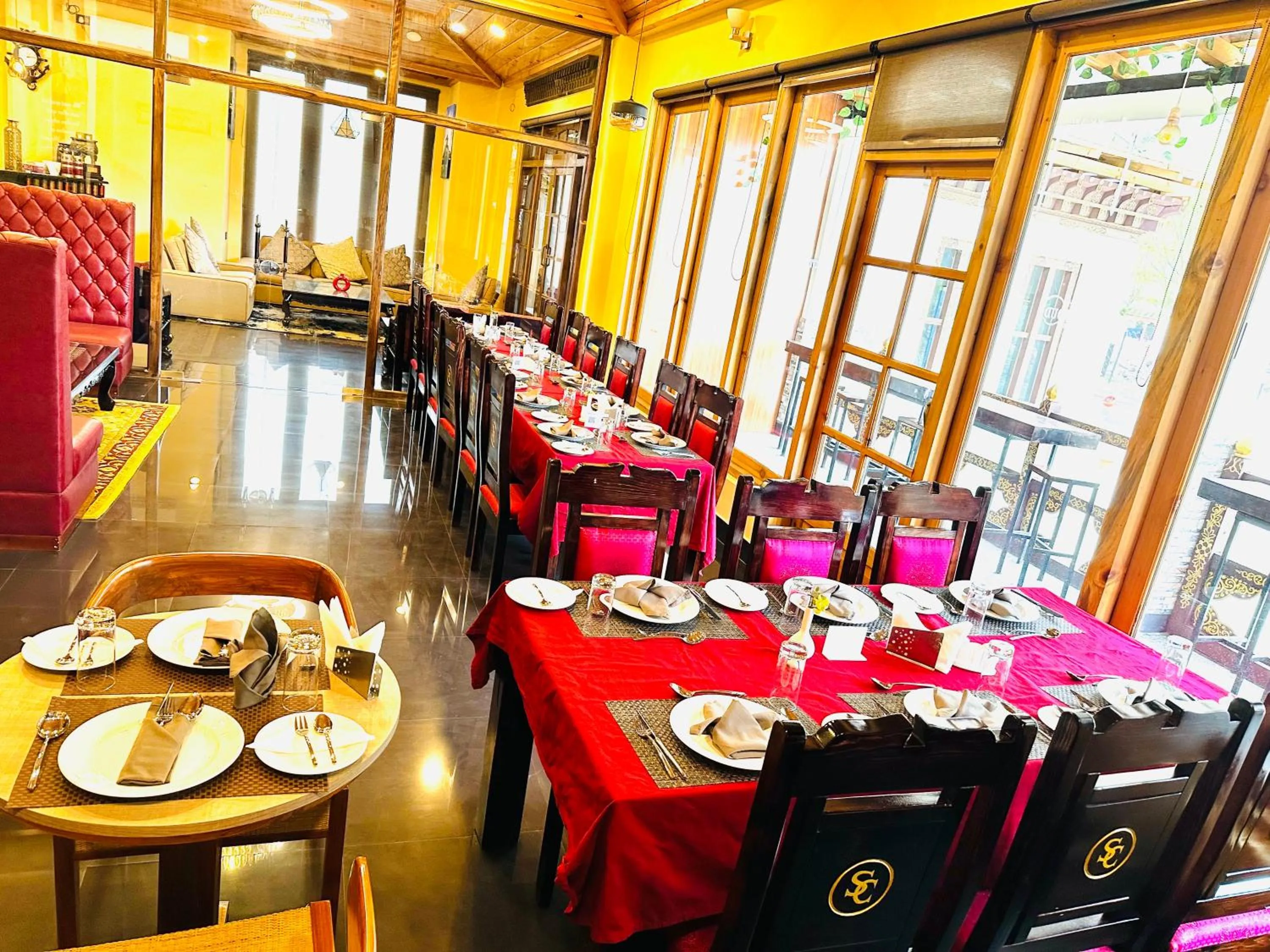 Restaurant/places to eat in Silver Cloud Hotel