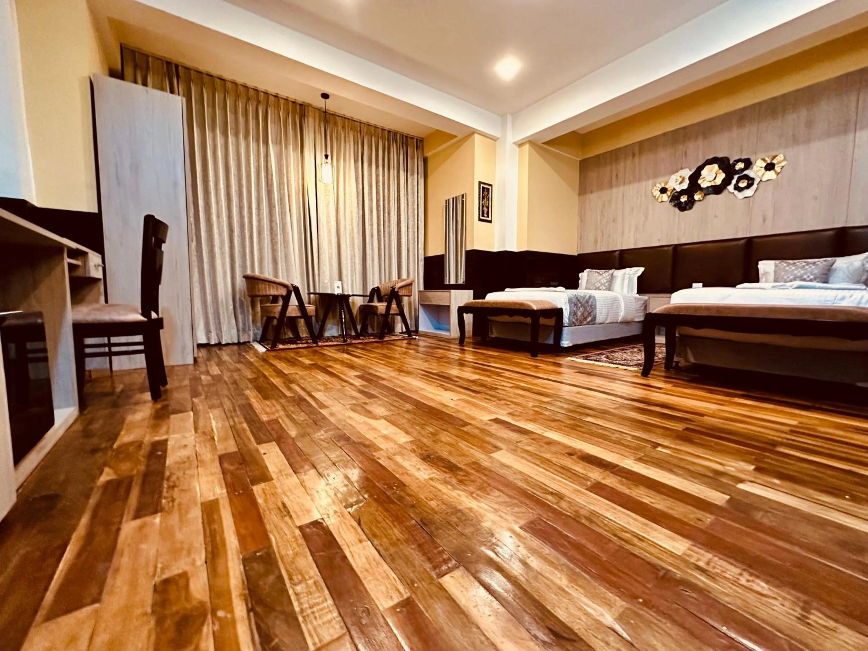 Bedroom, Bed in Silver Cloud Hotel