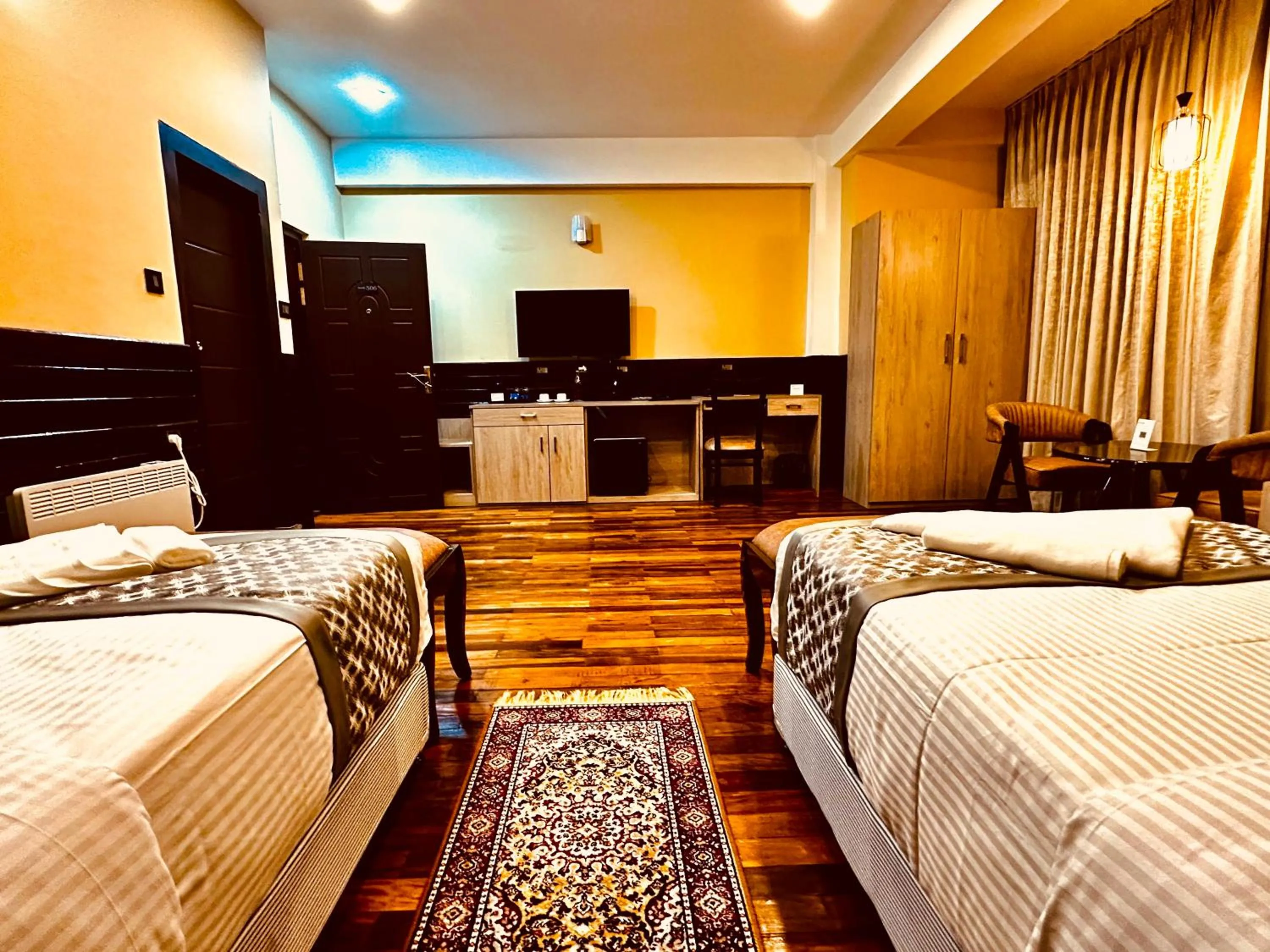 Bedroom, Bed in Silver Cloud Hotel