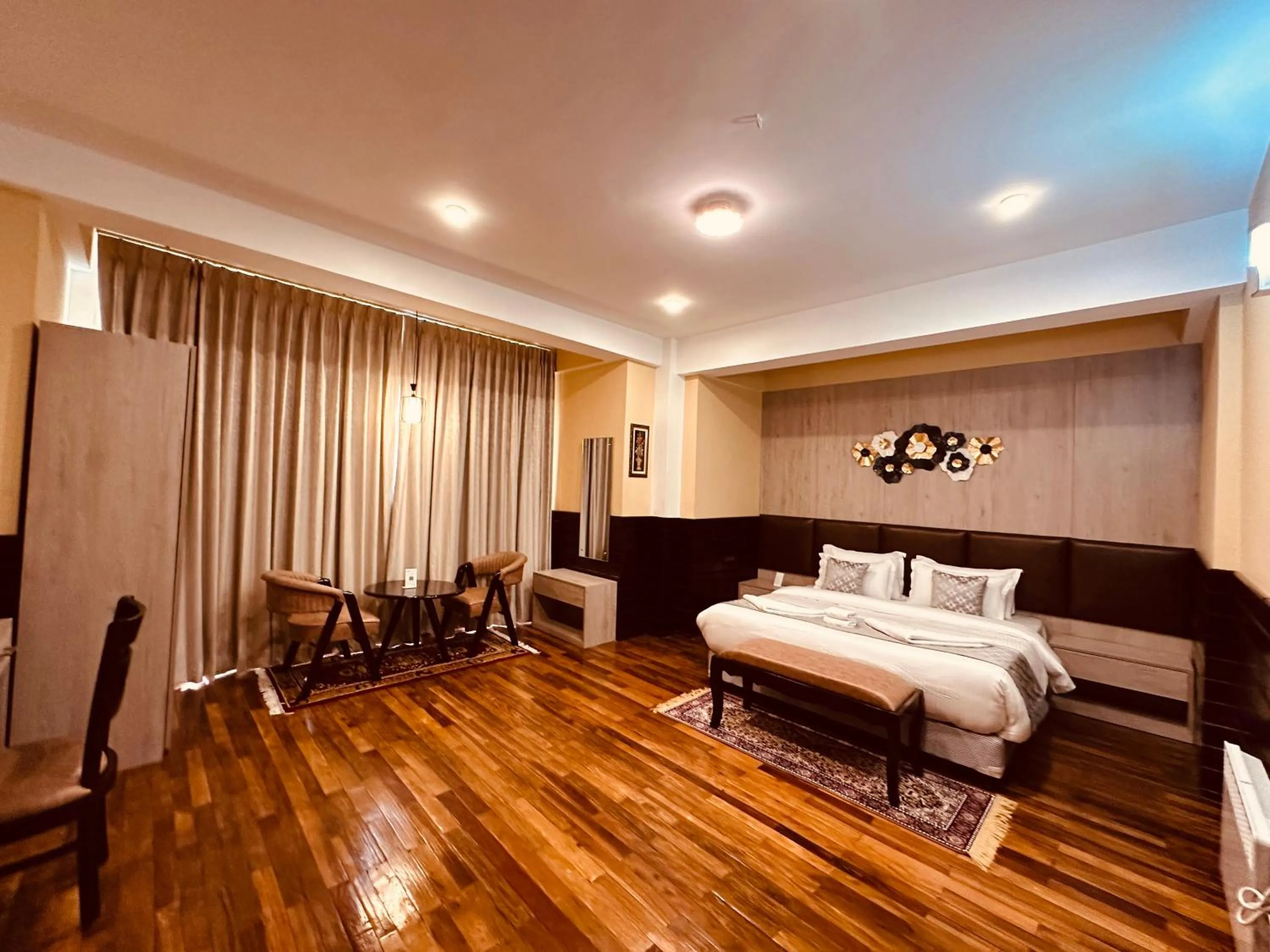 Bedroom, Bed in Silver Cloud Hotel