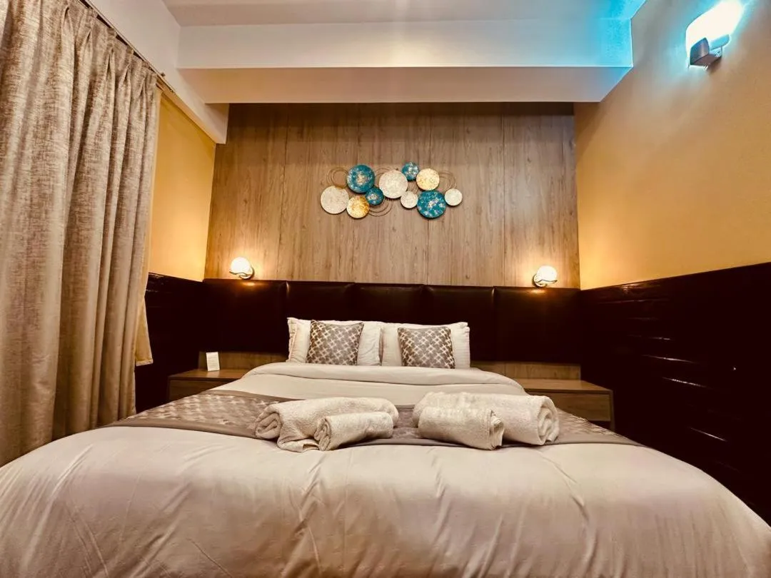 Bedroom, Bed in Silver Cloud Hotel