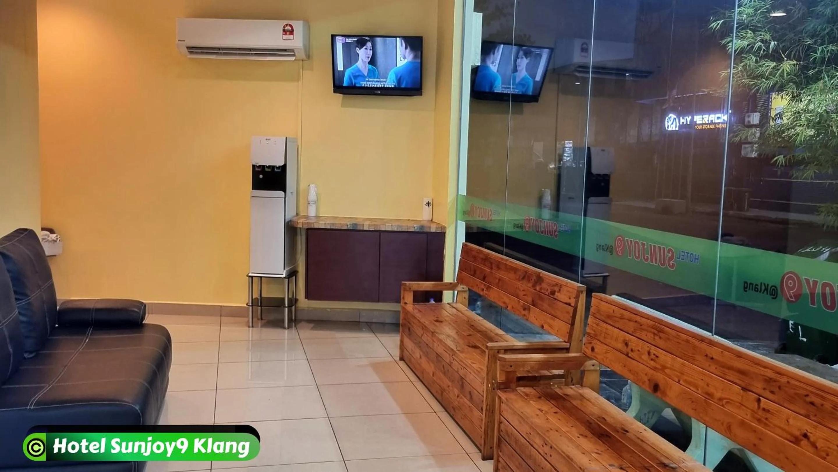 Communal lounge/ TV room in Hotel Sunjoy9 Klang