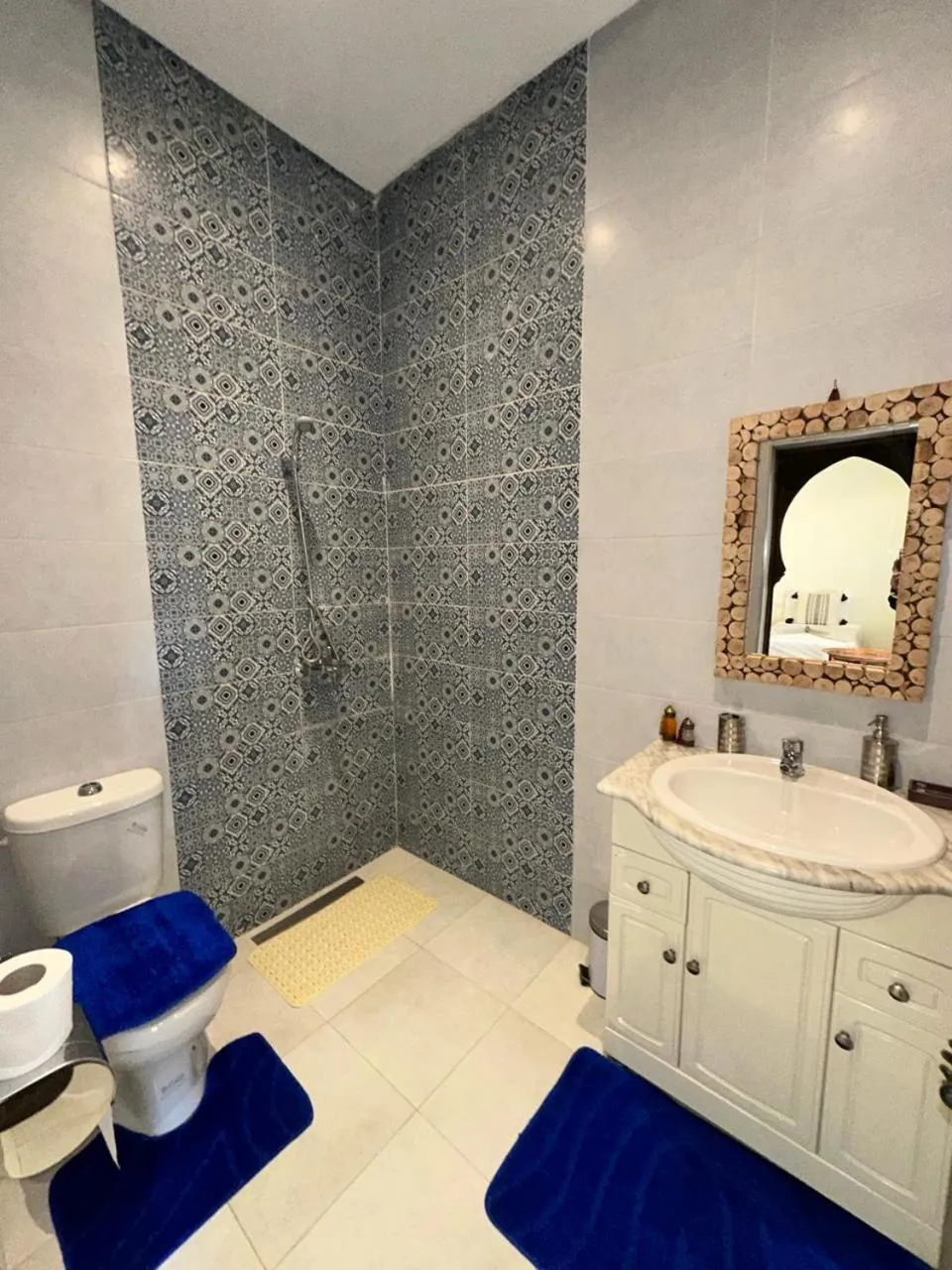 Shower in Oasis Merasi Marrakech