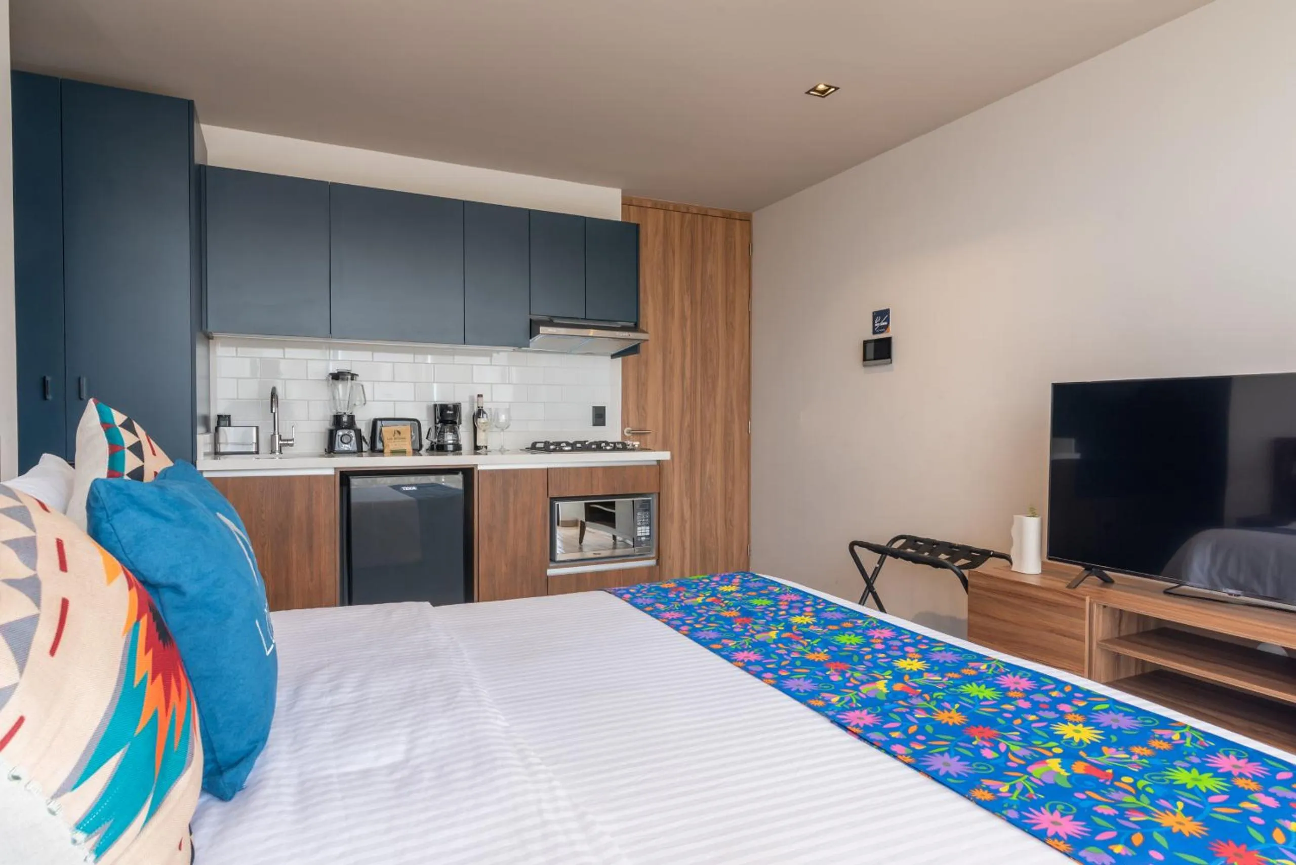 Kitchen or kitchenette, Bed in Be Local