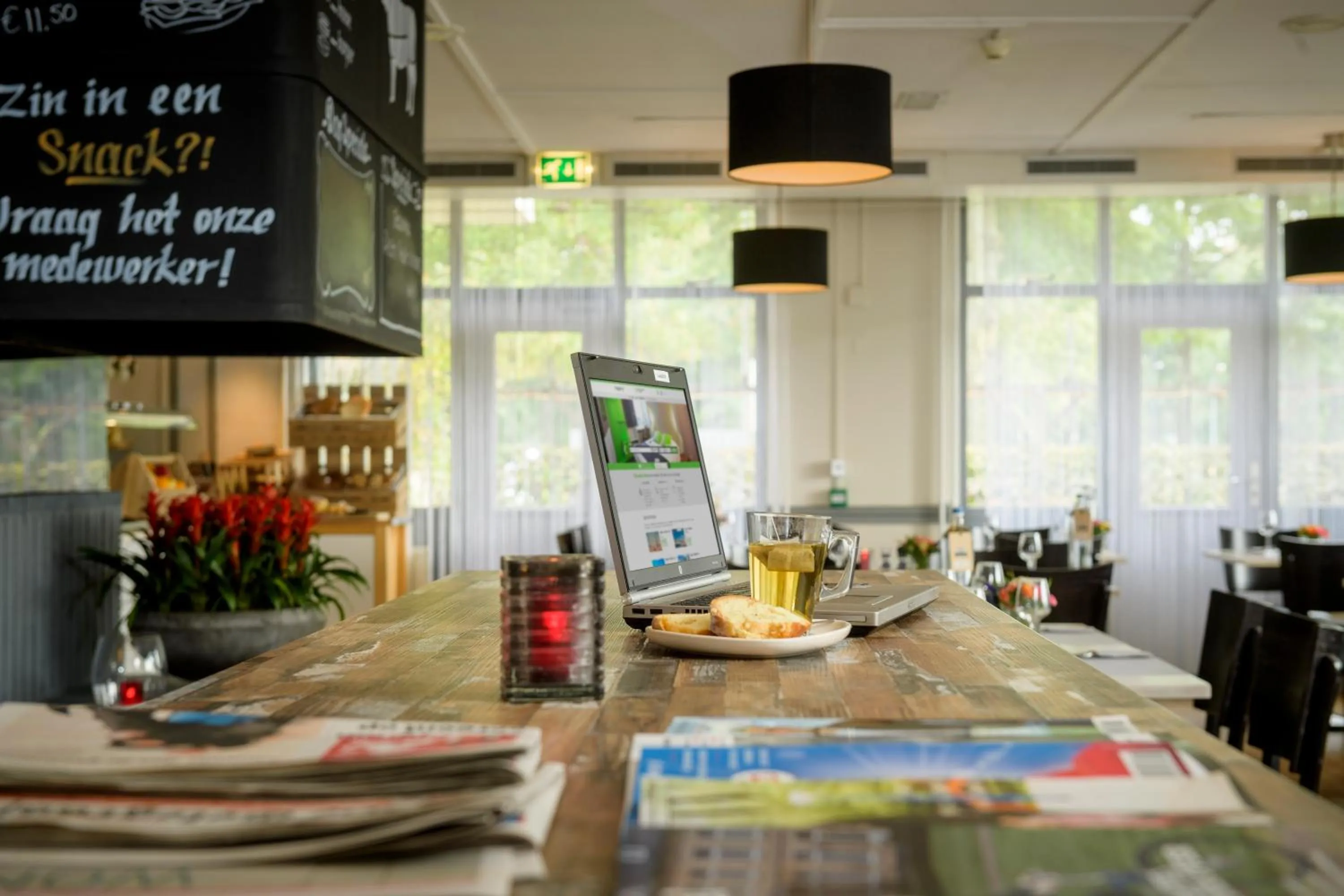 Communal lounge/ TV room in Campanile Hotel & Restaurant 's Hertogenbosch
