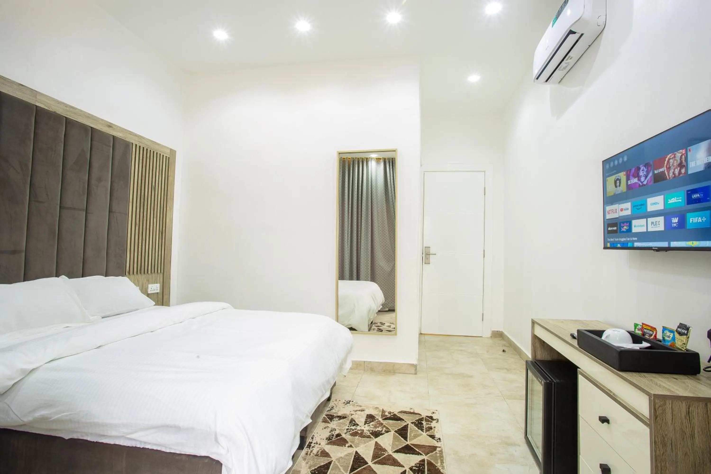 DE MANCHY HOTELS & SUITES