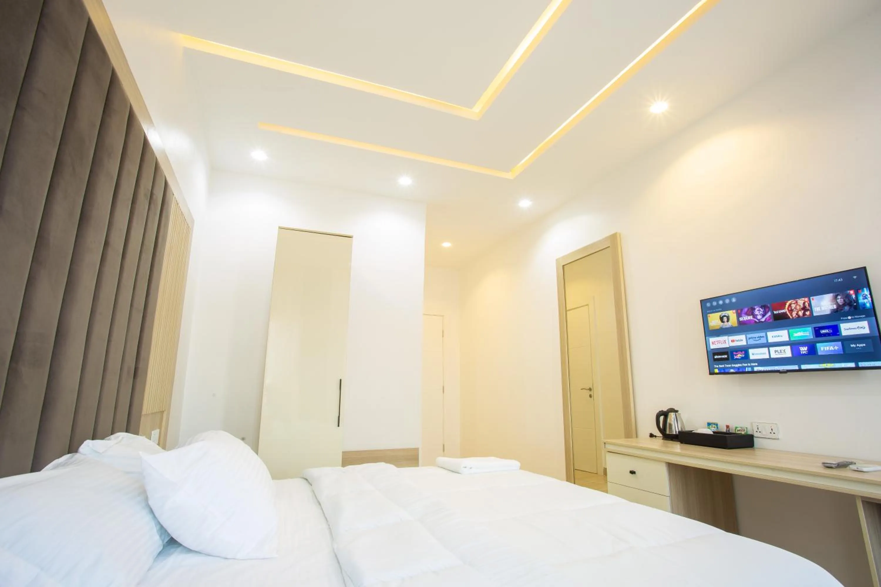 DE MANCHY HOTELS & SUITES