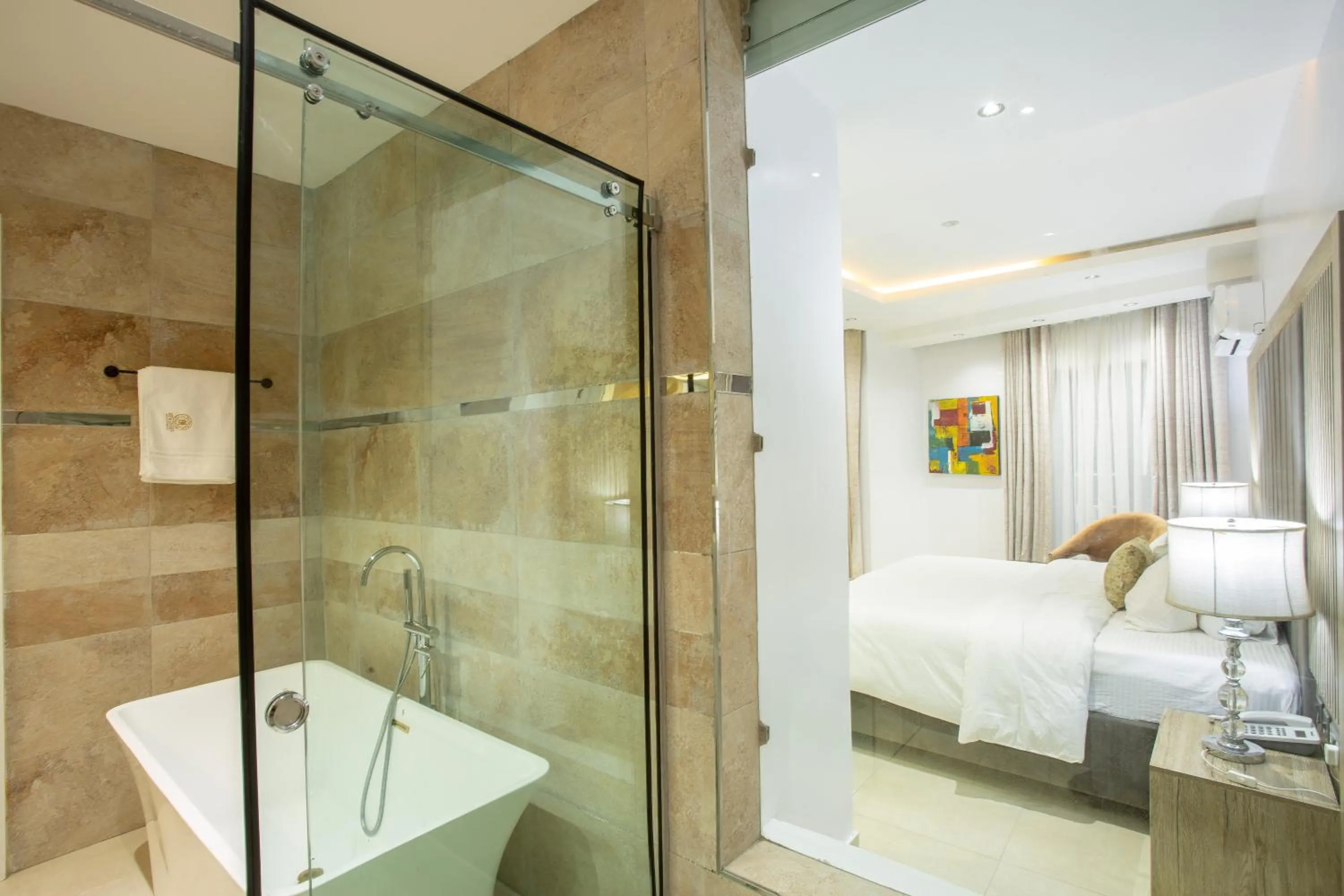 DE MANCHY HOTELS & SUITES