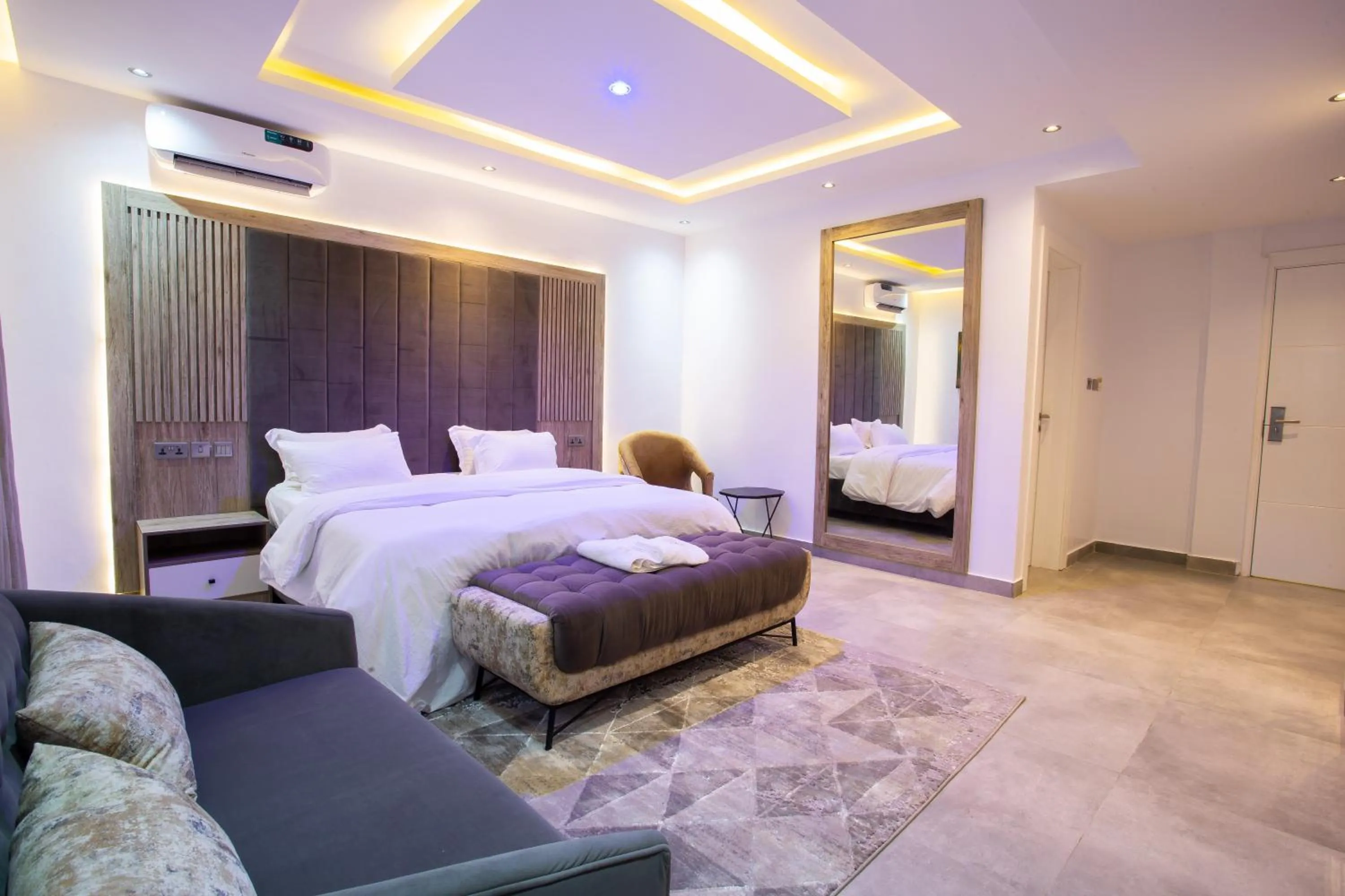 DE MANCHY HOTELS & SUITES