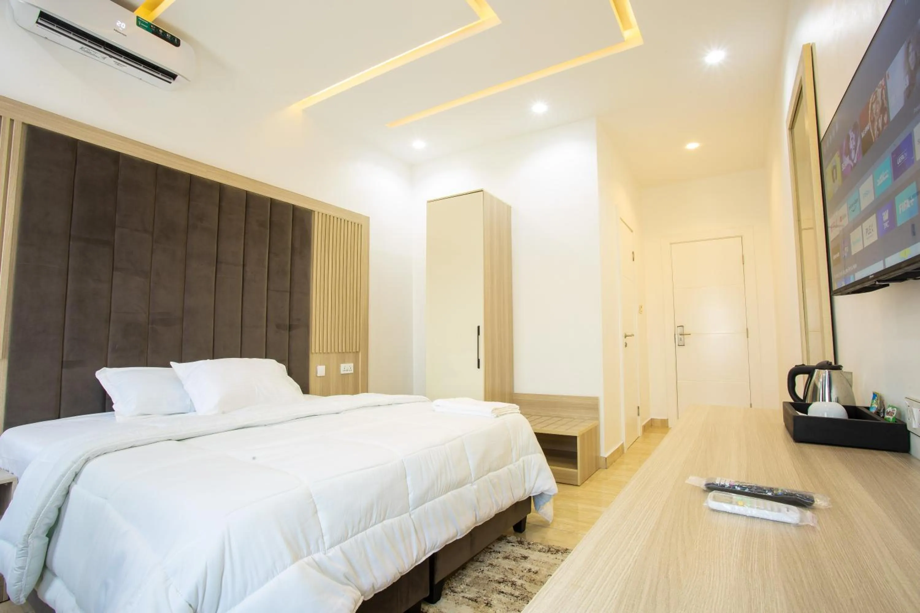 DE MANCHY HOTELS & SUITES