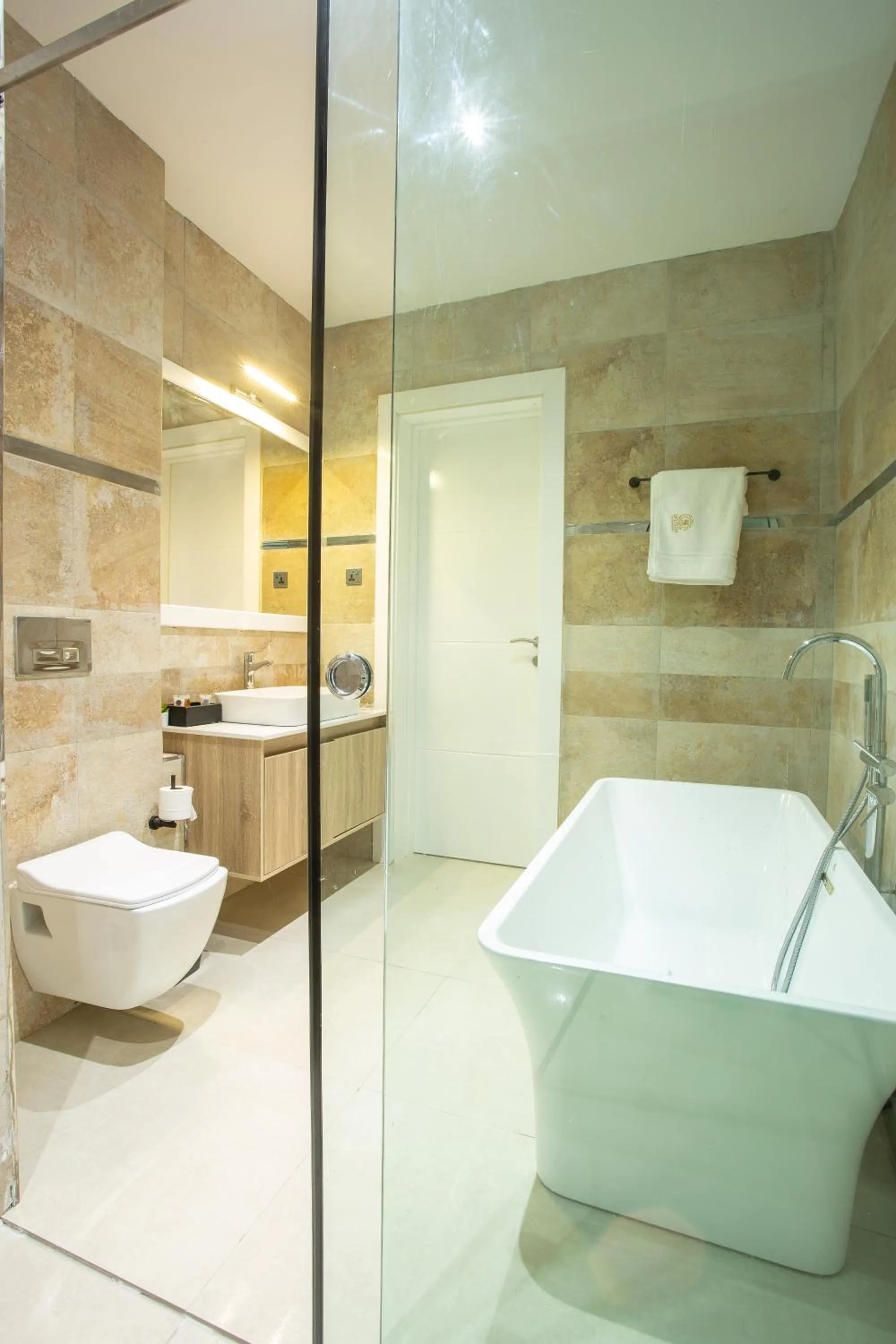 DE MANCHY HOTELS & SUITES