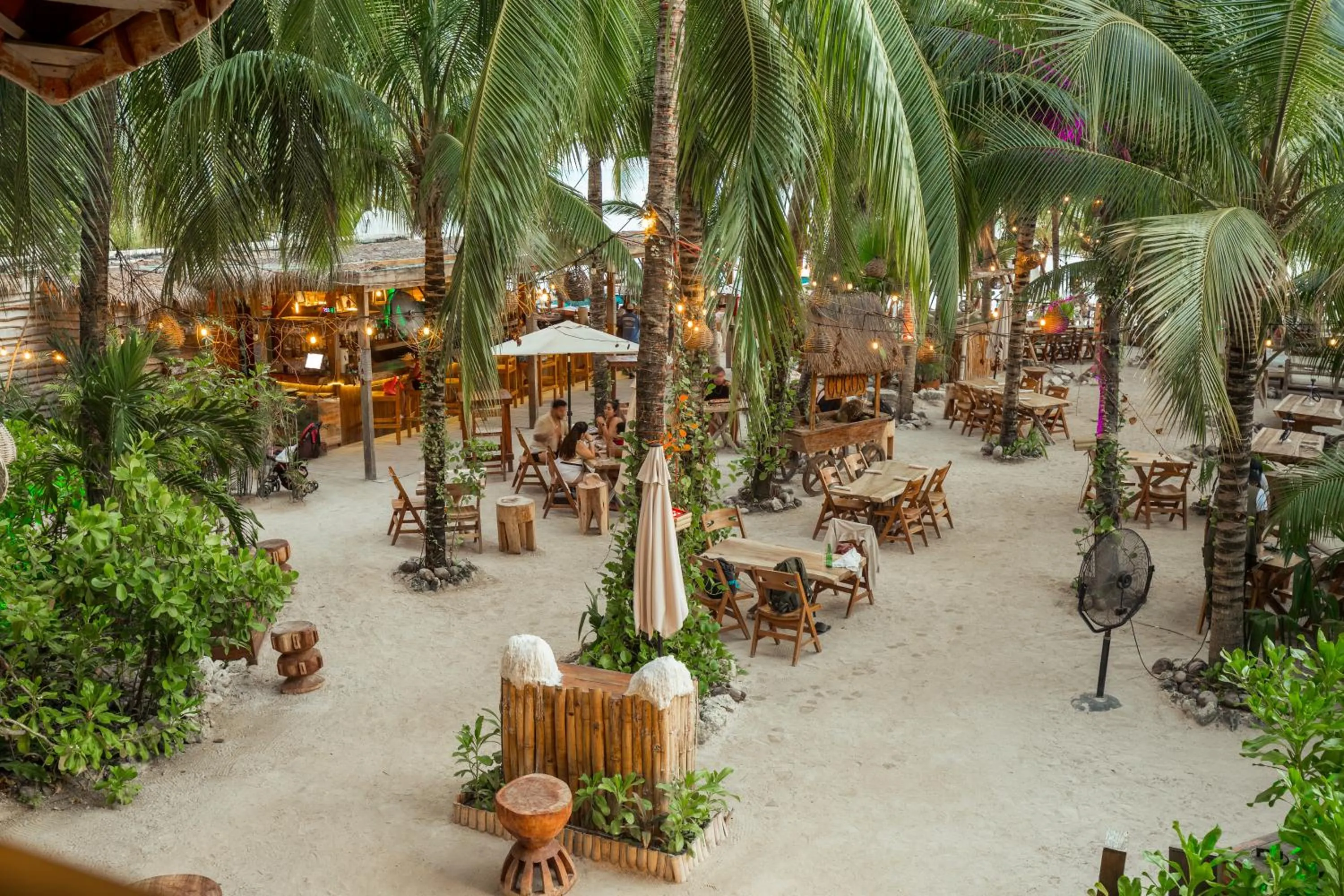 Restaurant/places to eat in Enigmatic Beach Hotel