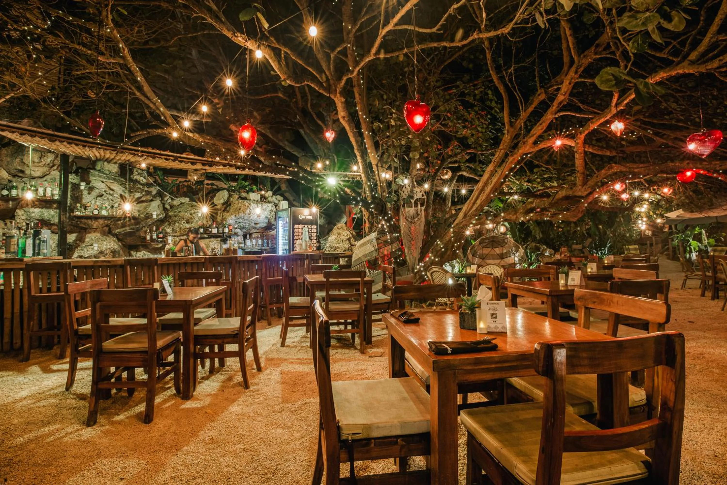 Restaurant/places to eat in Enigmatic Beach Hotel