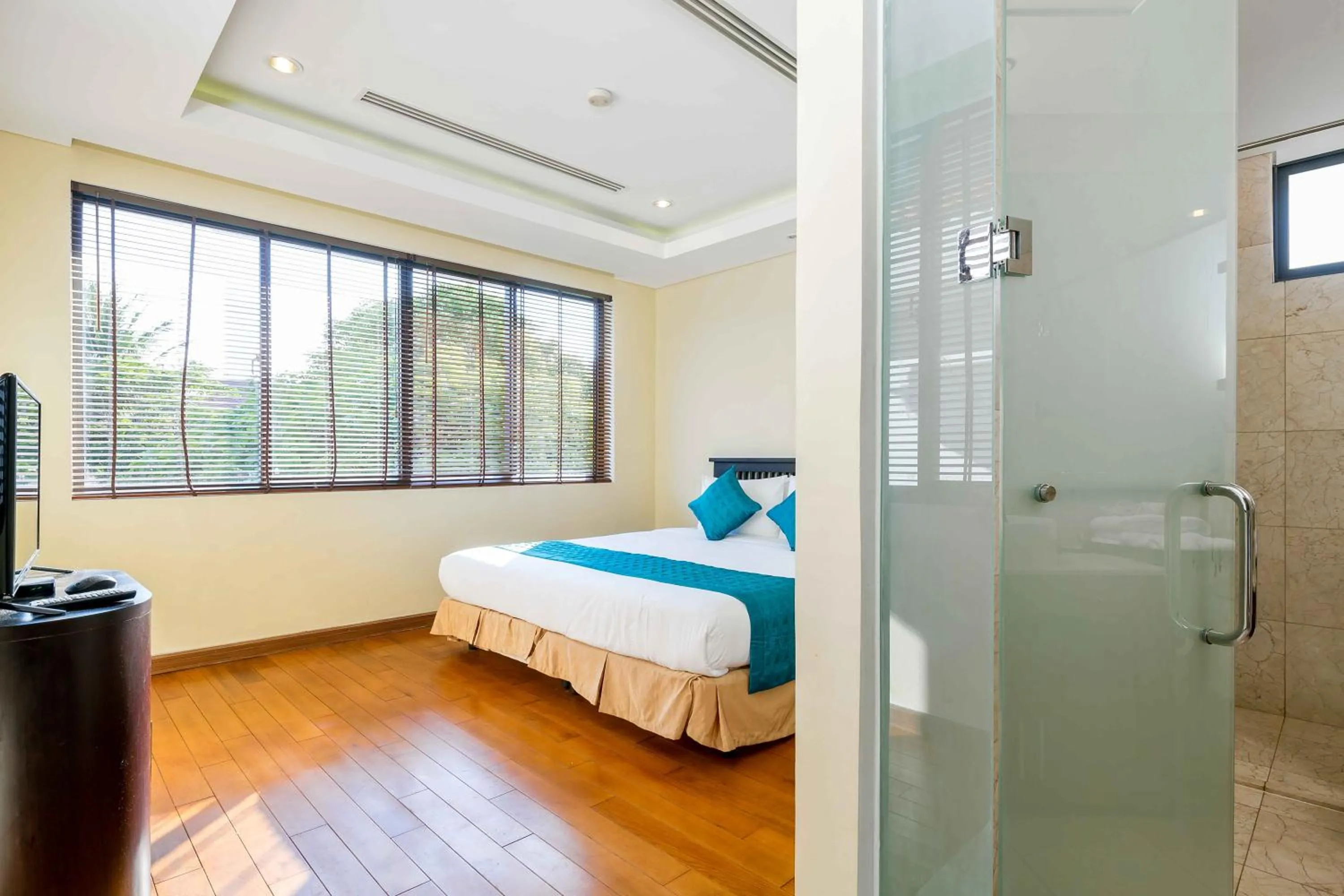 Shower, Bed in Memories Holiday beach villa Da Nang