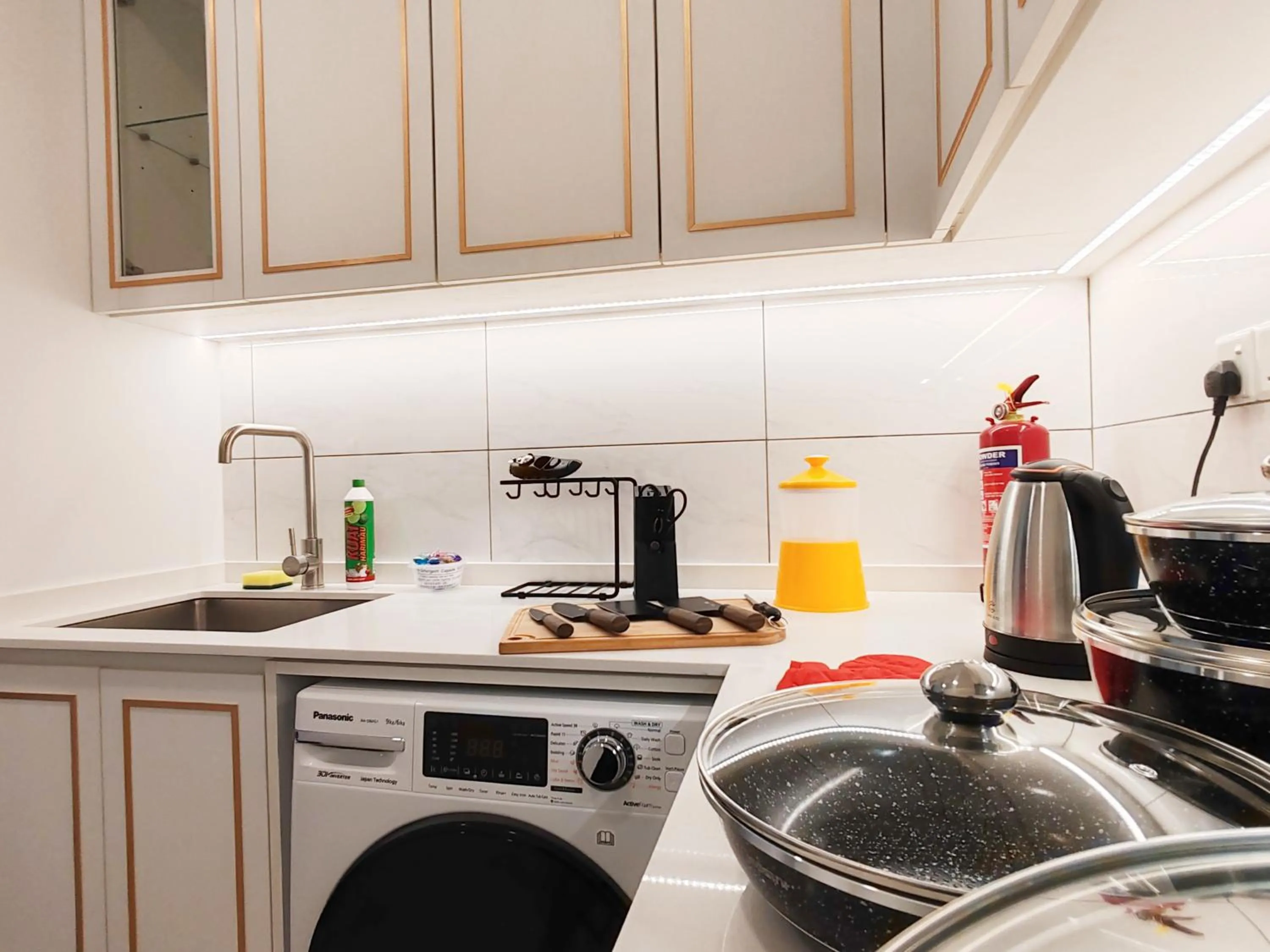 Kitchen or kitchenette in The Axon Bukit Bintang by SMOVF BNB