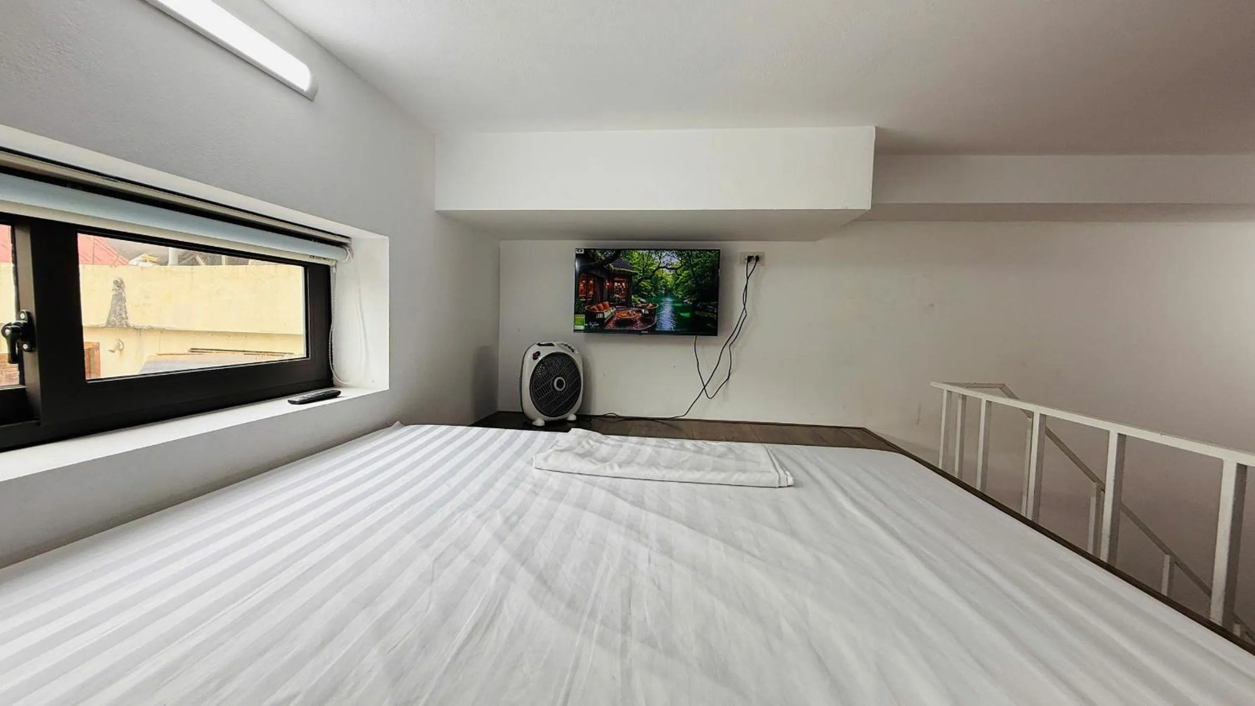 Bed in Era Apartment Khuc Thua Du