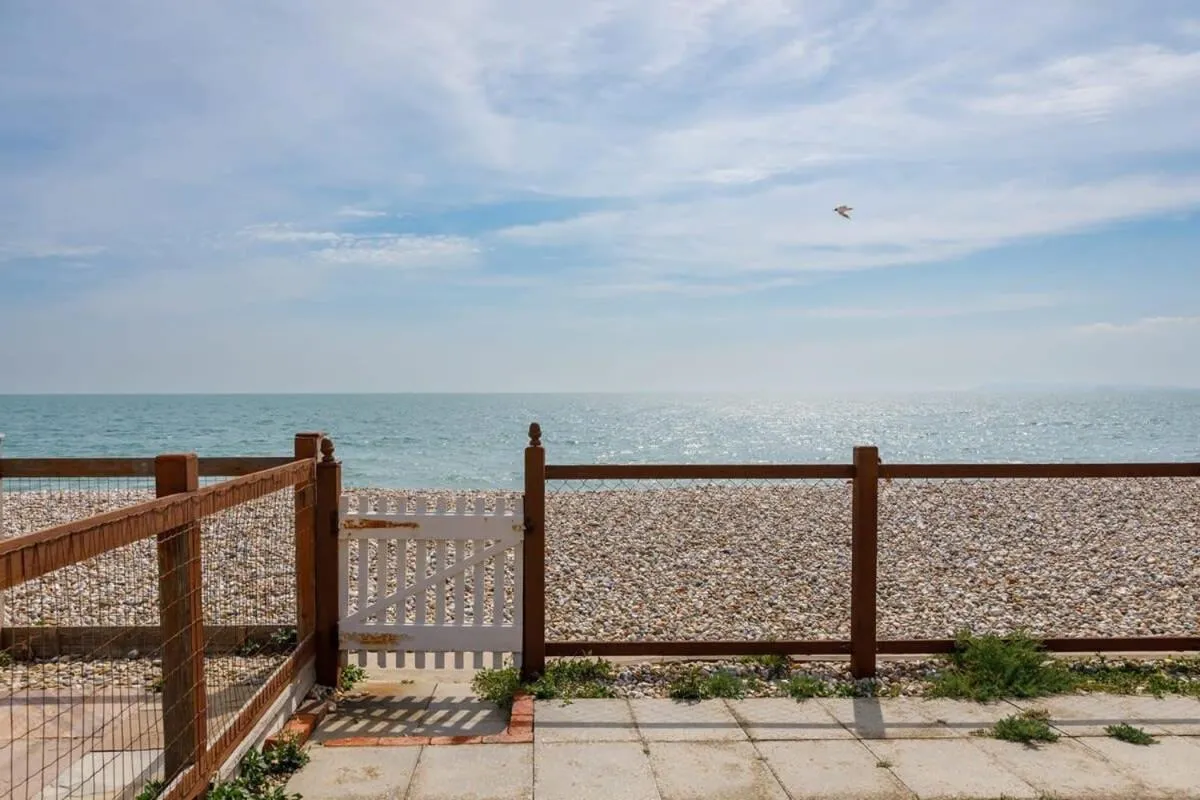 Sunny seafront chalet - sleeps 6