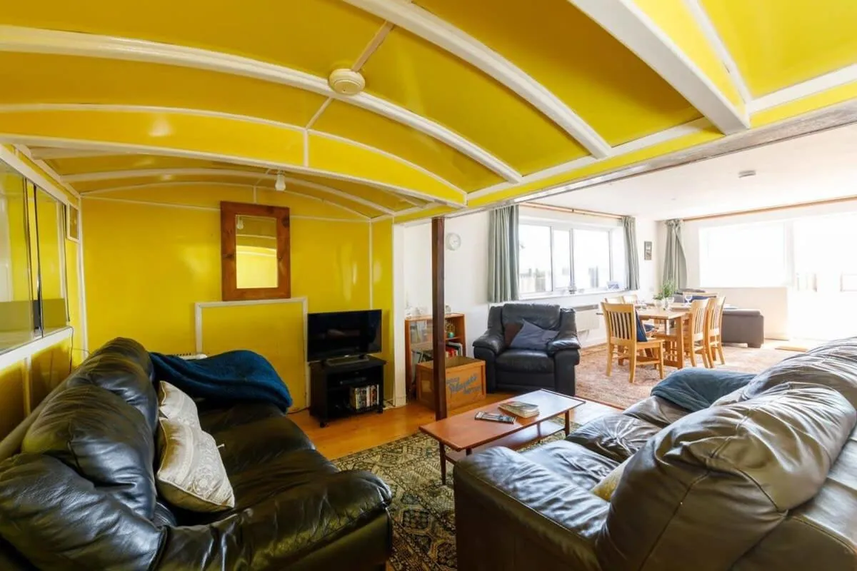 Sunny seafront chalet - sleeps 6