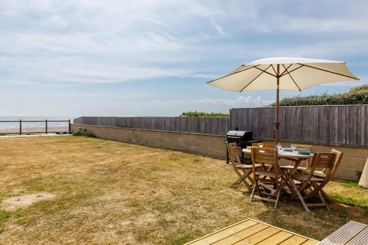 Sunny seafront chalet - sleeps 6