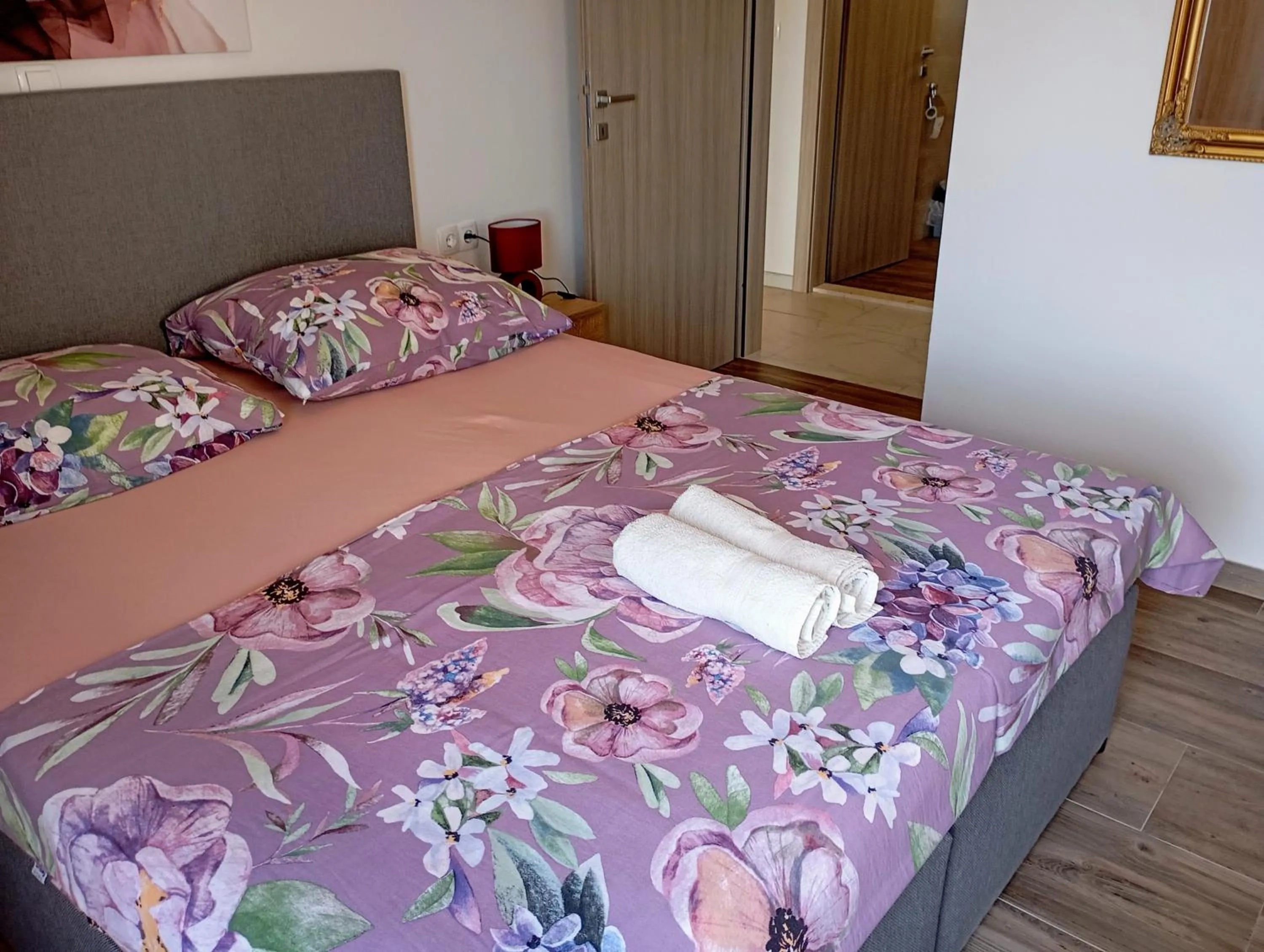 Bed in Immaculate 2-Bed Apartment in Okrug Gornji