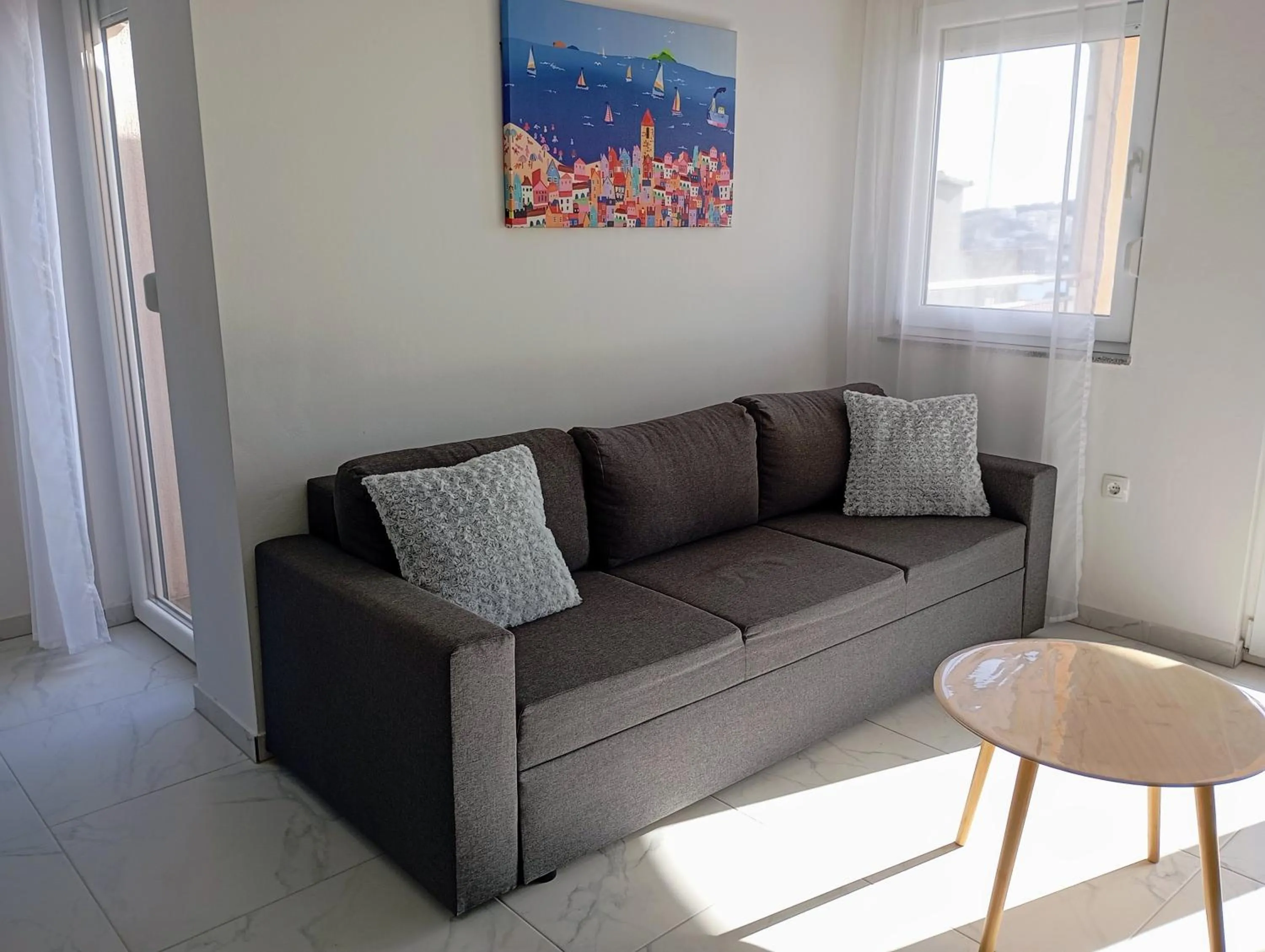 Immaculate 2-Bed Apartment in Okrug Gornji