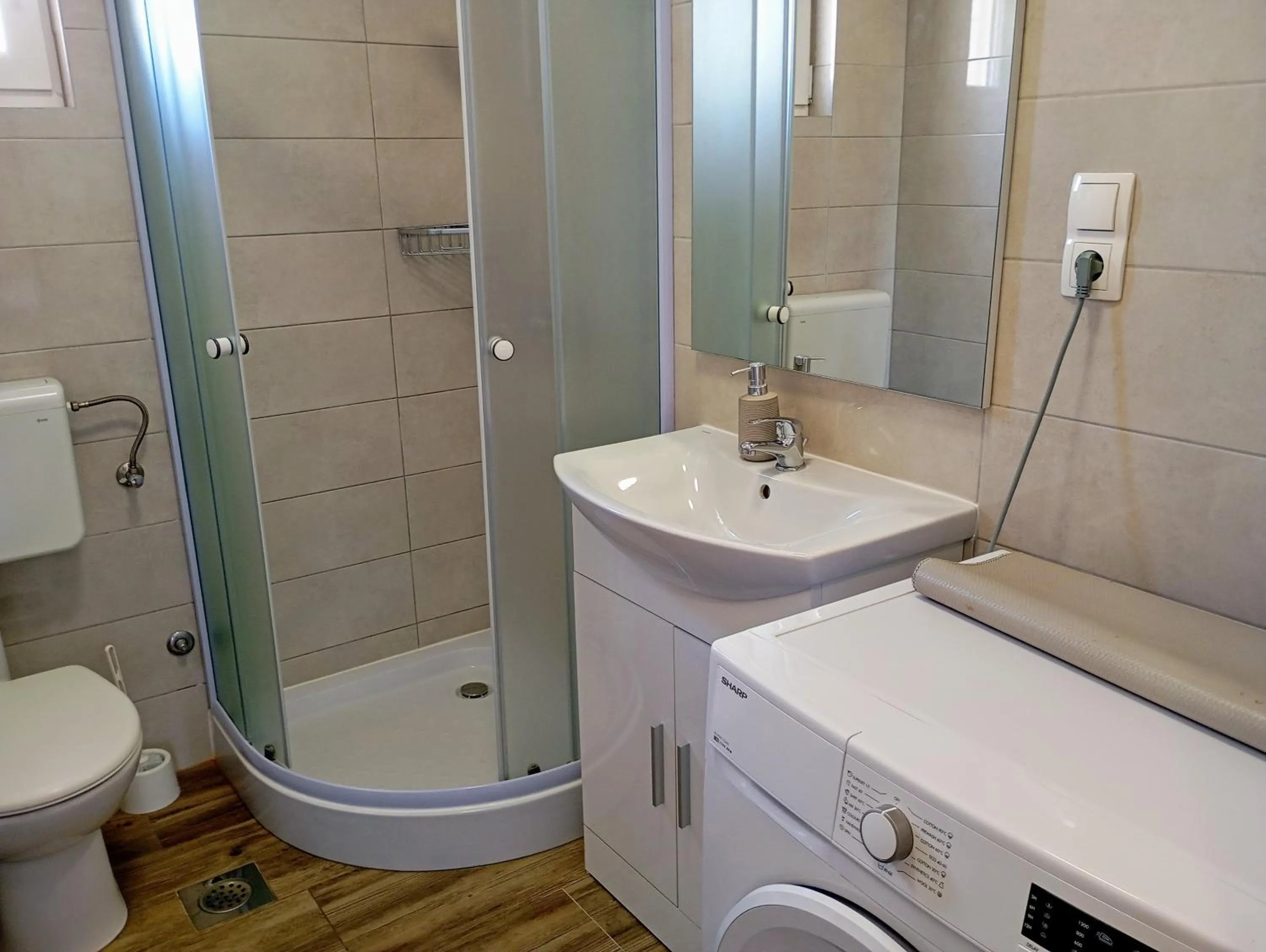 Immaculate 2-Bed Apartment in Okrug Gornji