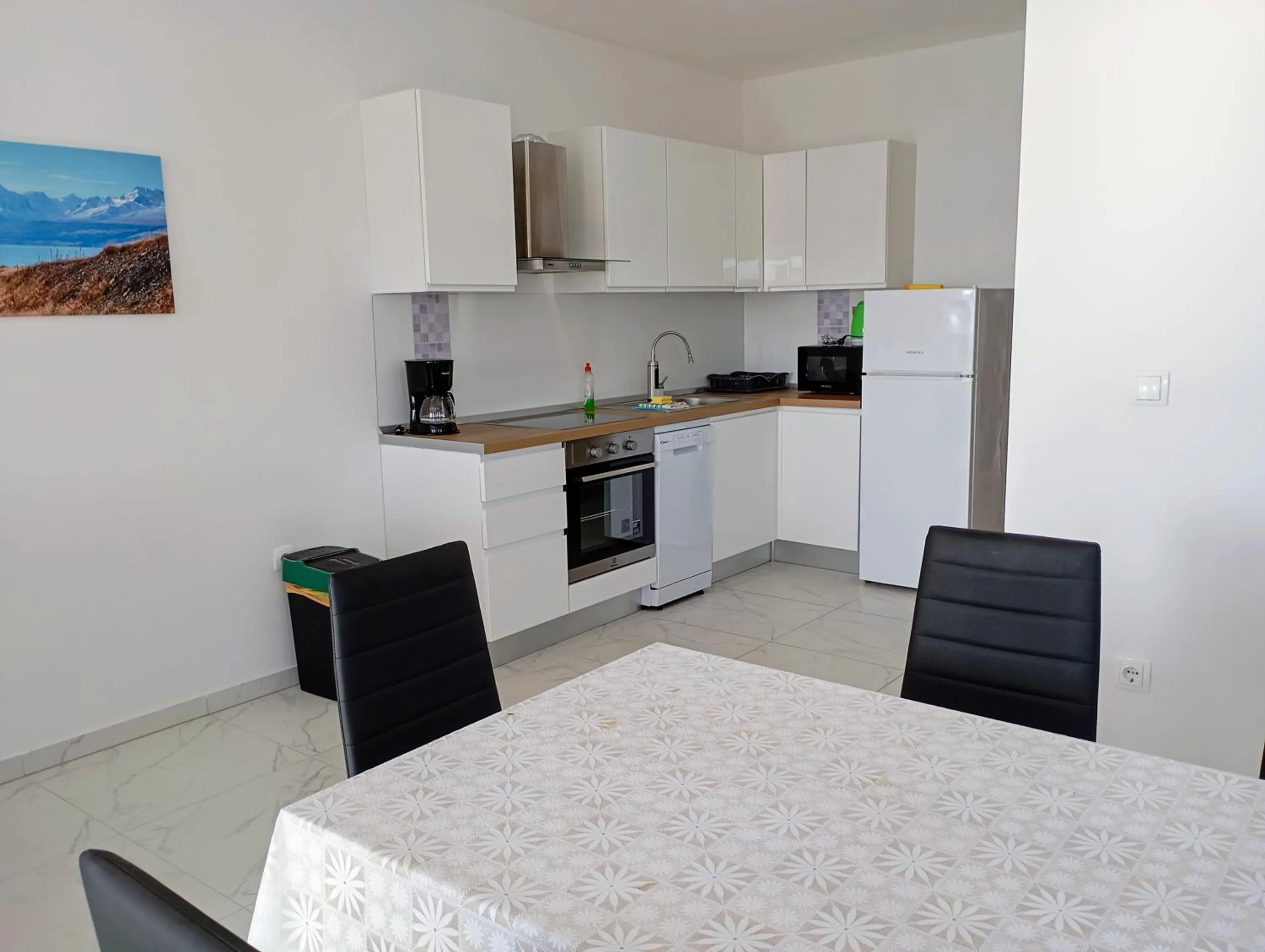 Immaculate 2-Bed Apartment in Okrug Gornji