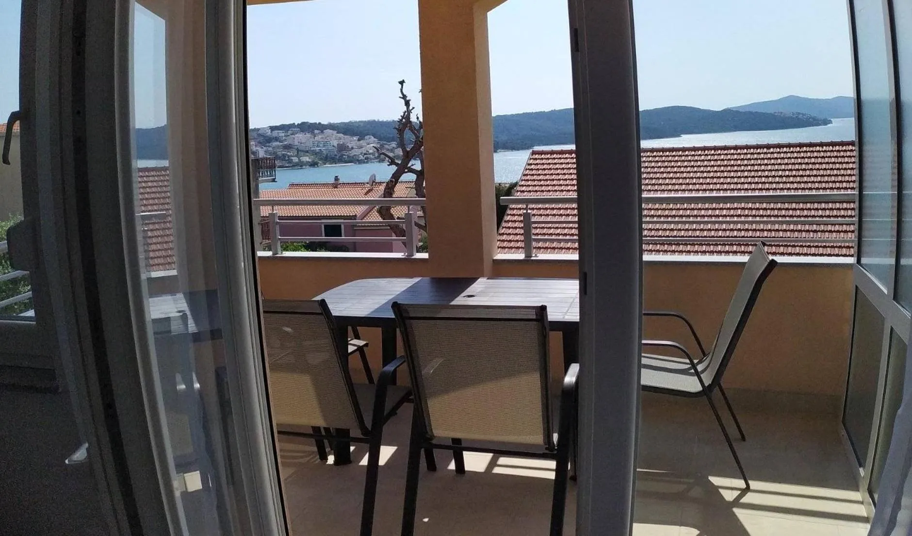 Balcony/Terrace in Immaculate 2-Bed Apartment in Okrug Gornji