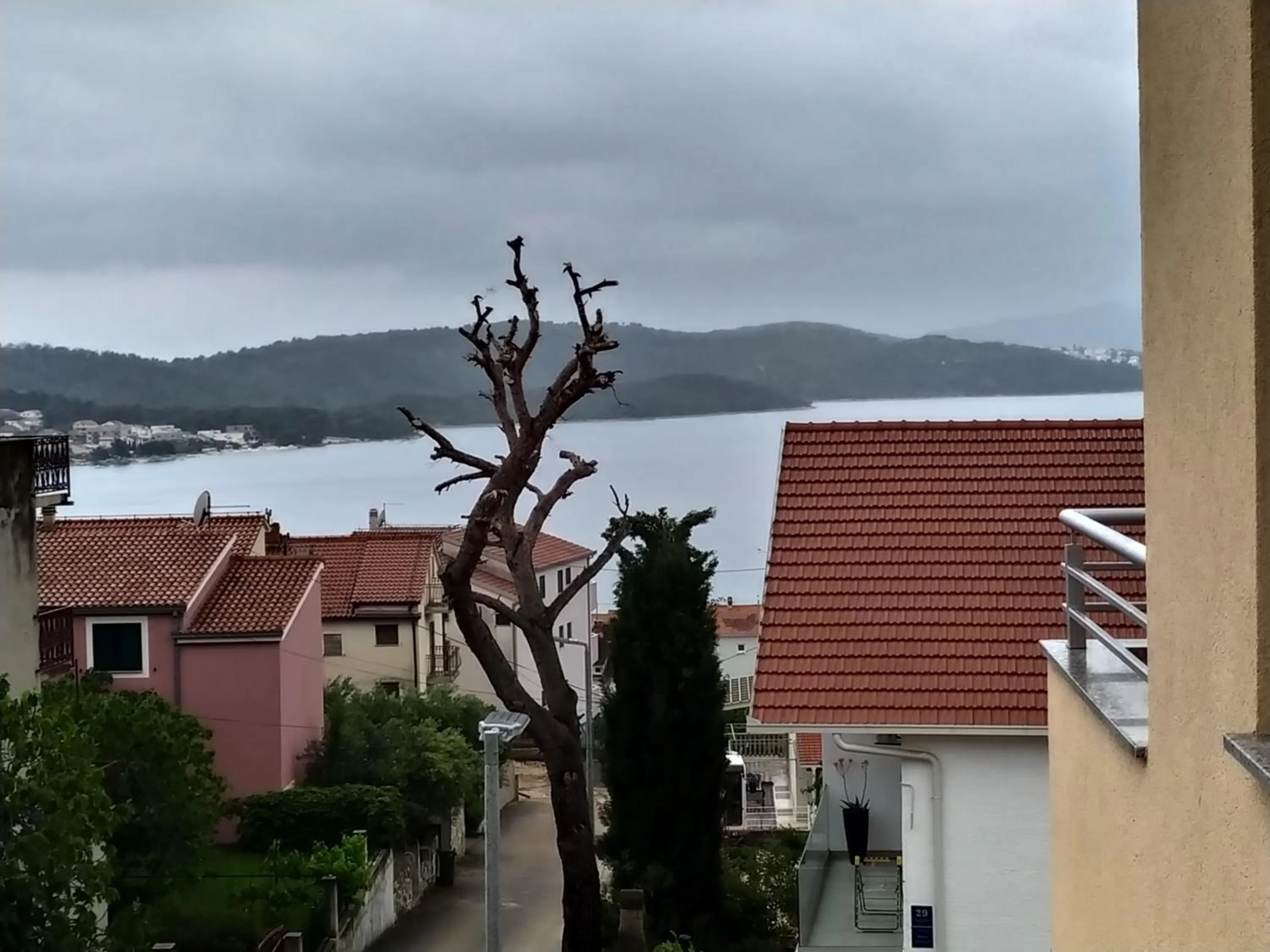 Day in Immaculate 2-Bed Apartment in Okrug Gornji