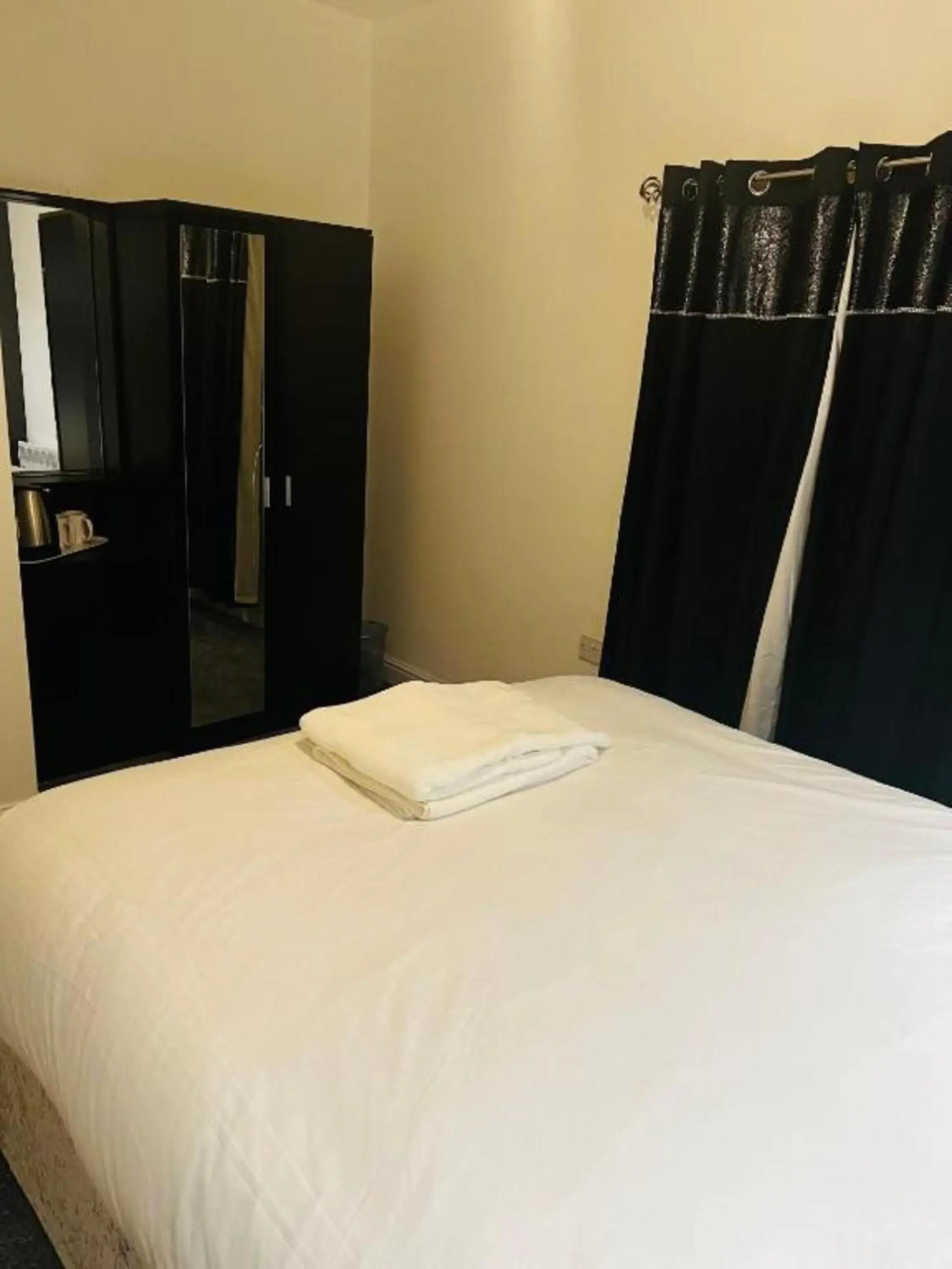 Standard Double Room with Shared Bathroom in OYO The Pleasant House Standard Double Room with Shared Bathroom in OYO The Pleasant House