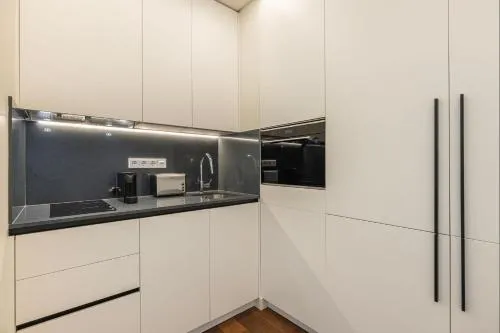 Deluxe Apartment in City Center by LovelyStay