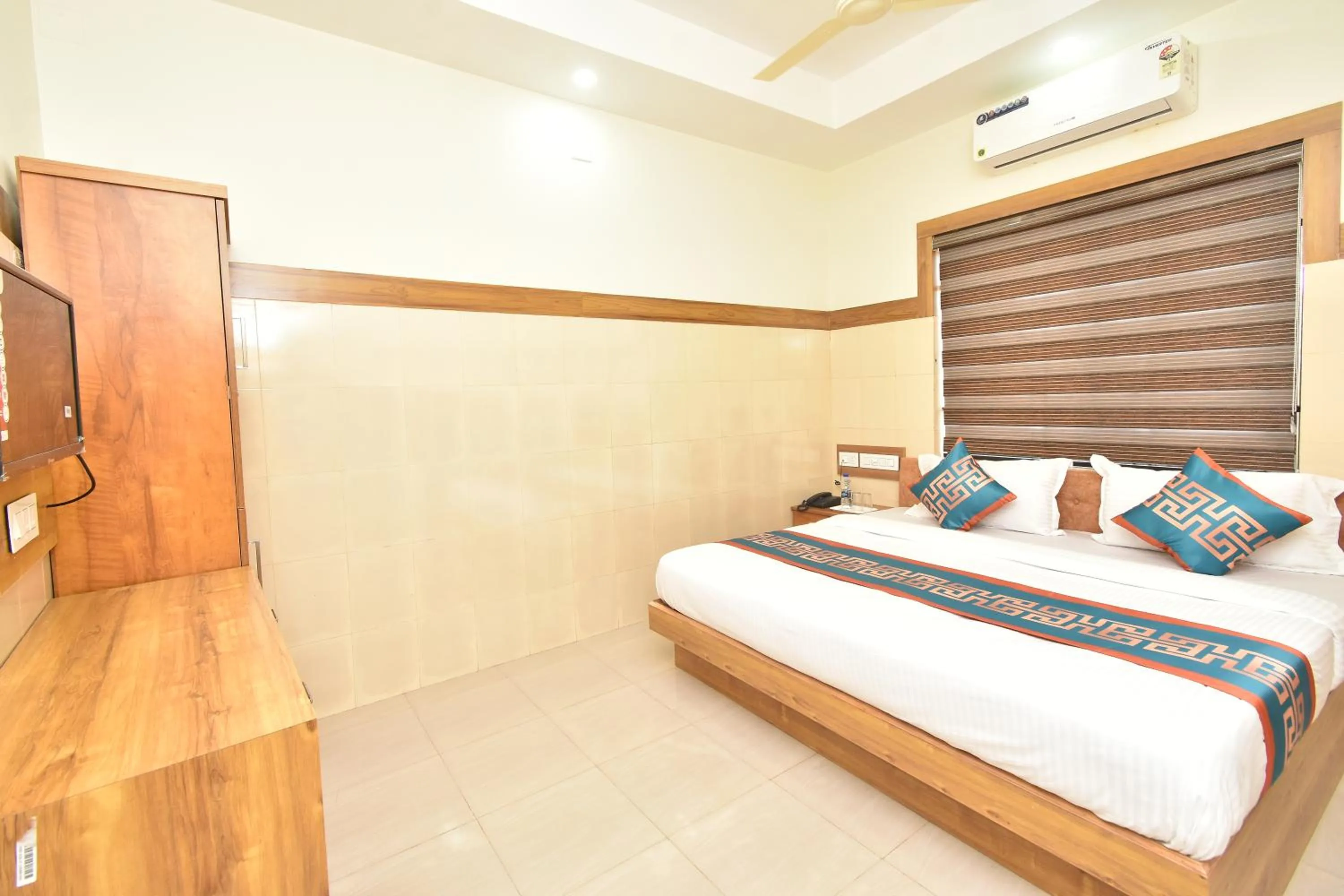 Bed in HOTEL KANNUR CAPITAL CALTEX